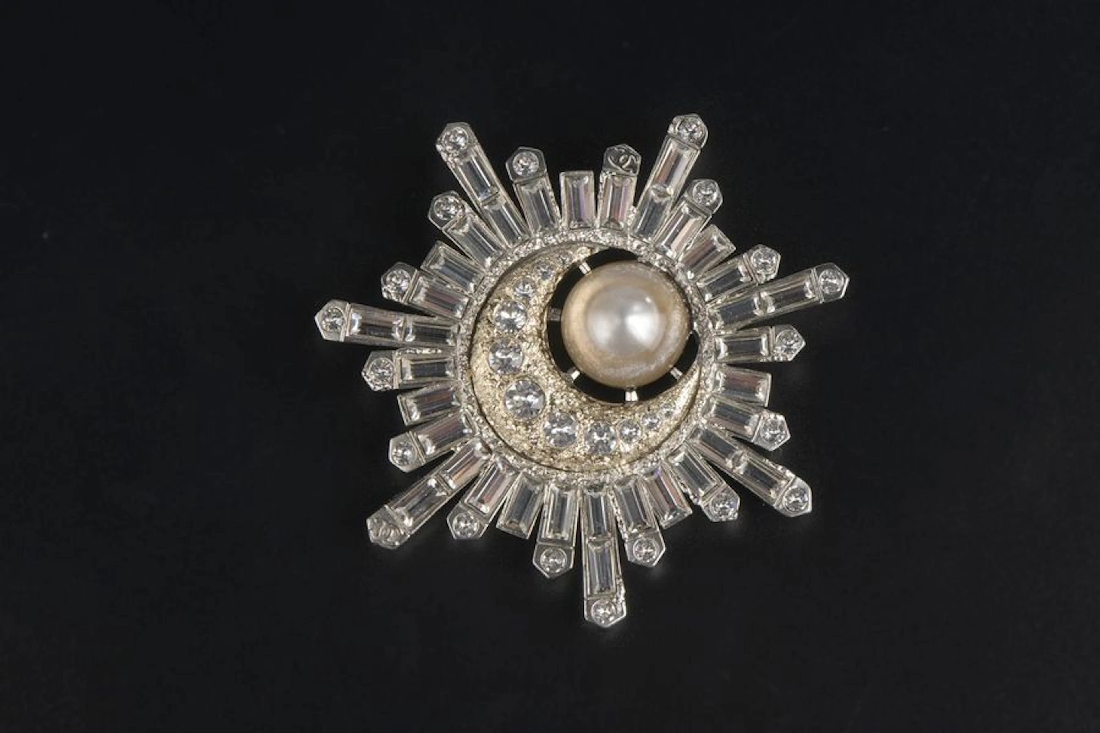 CHANEL par KARL LAGERFELD. Broche en métal…