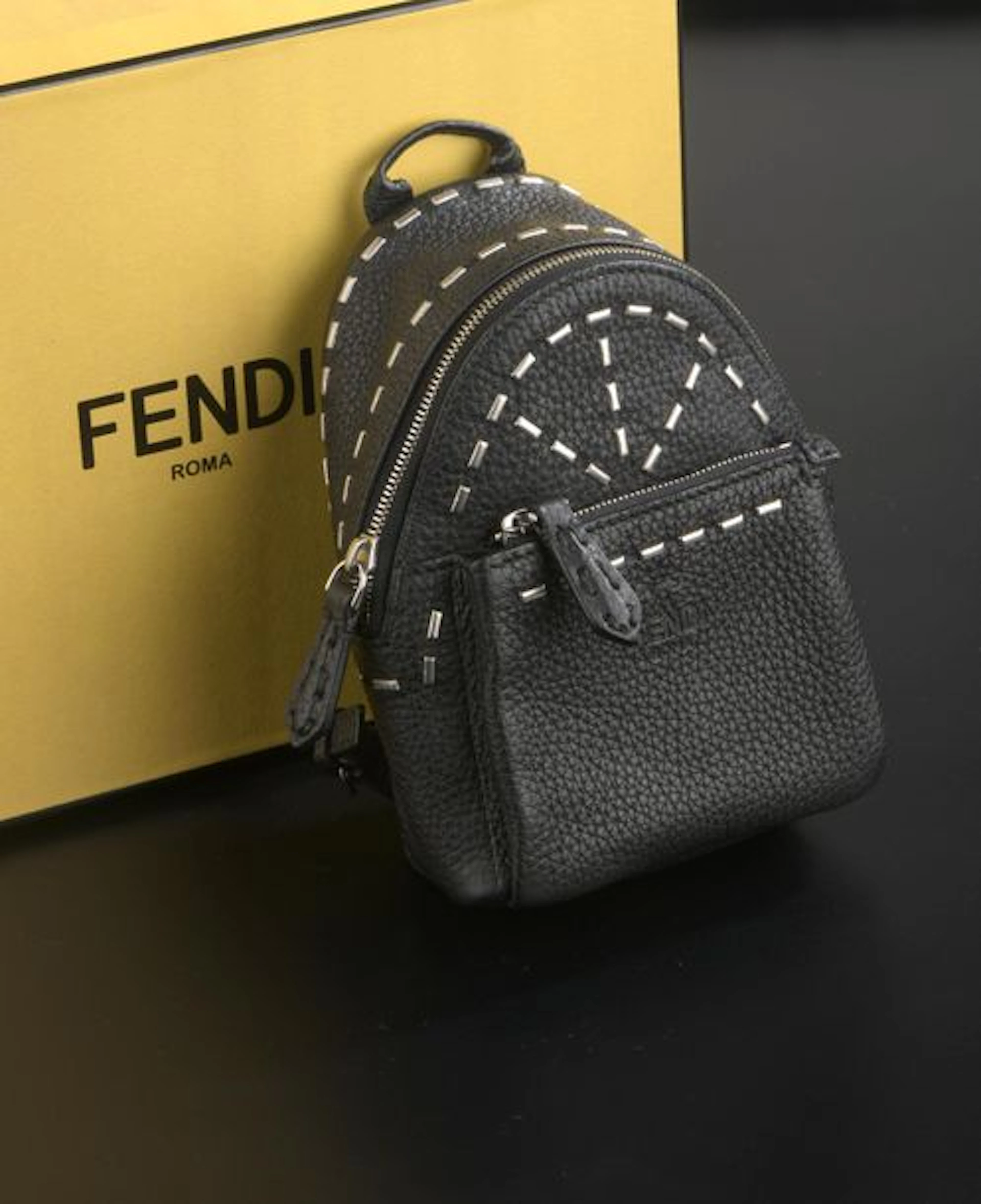 FENDI. Bijou de sac en cuir grainé noir,…