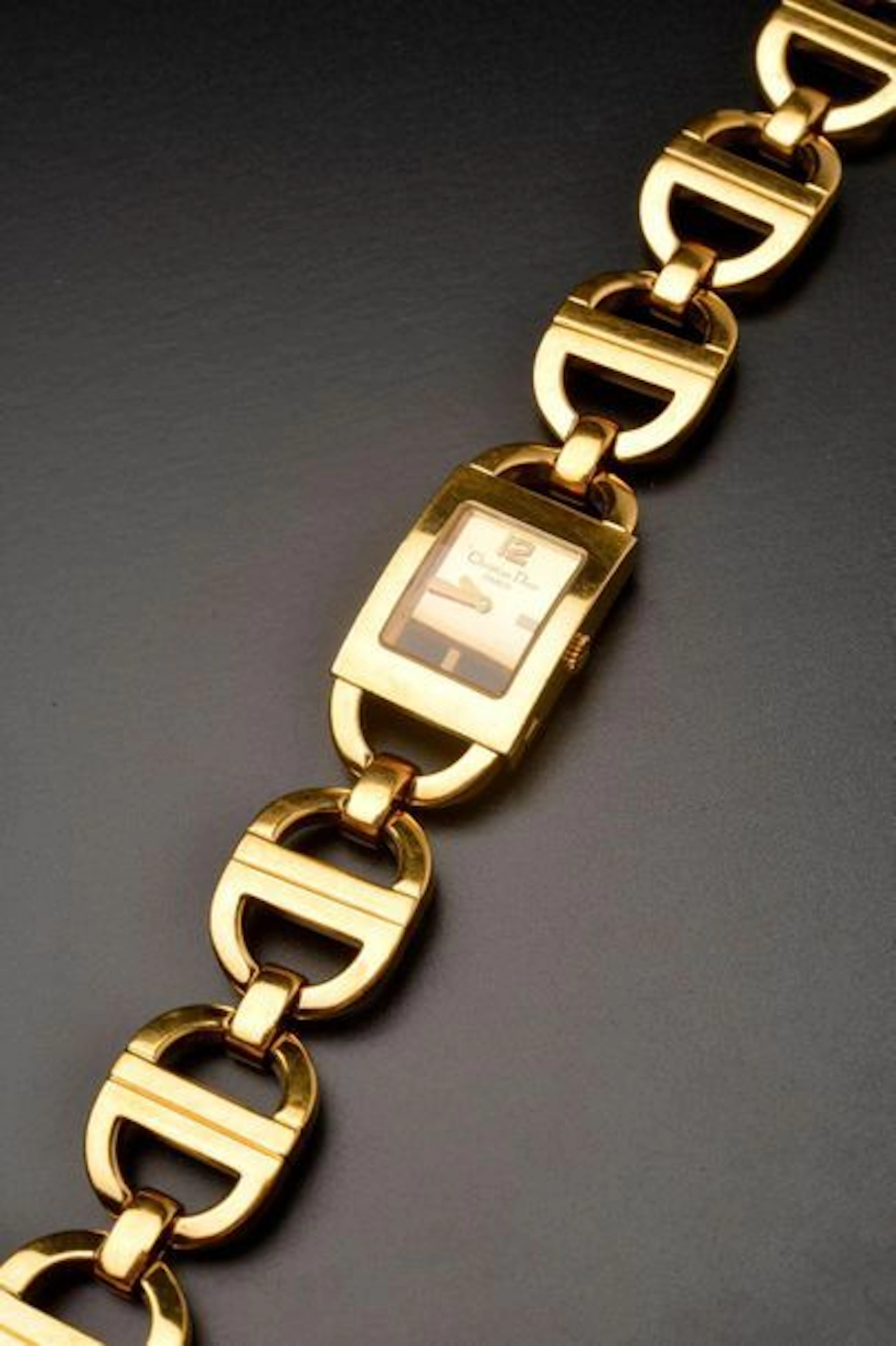 DIOR. Montre bracelet de dame en métal doré...