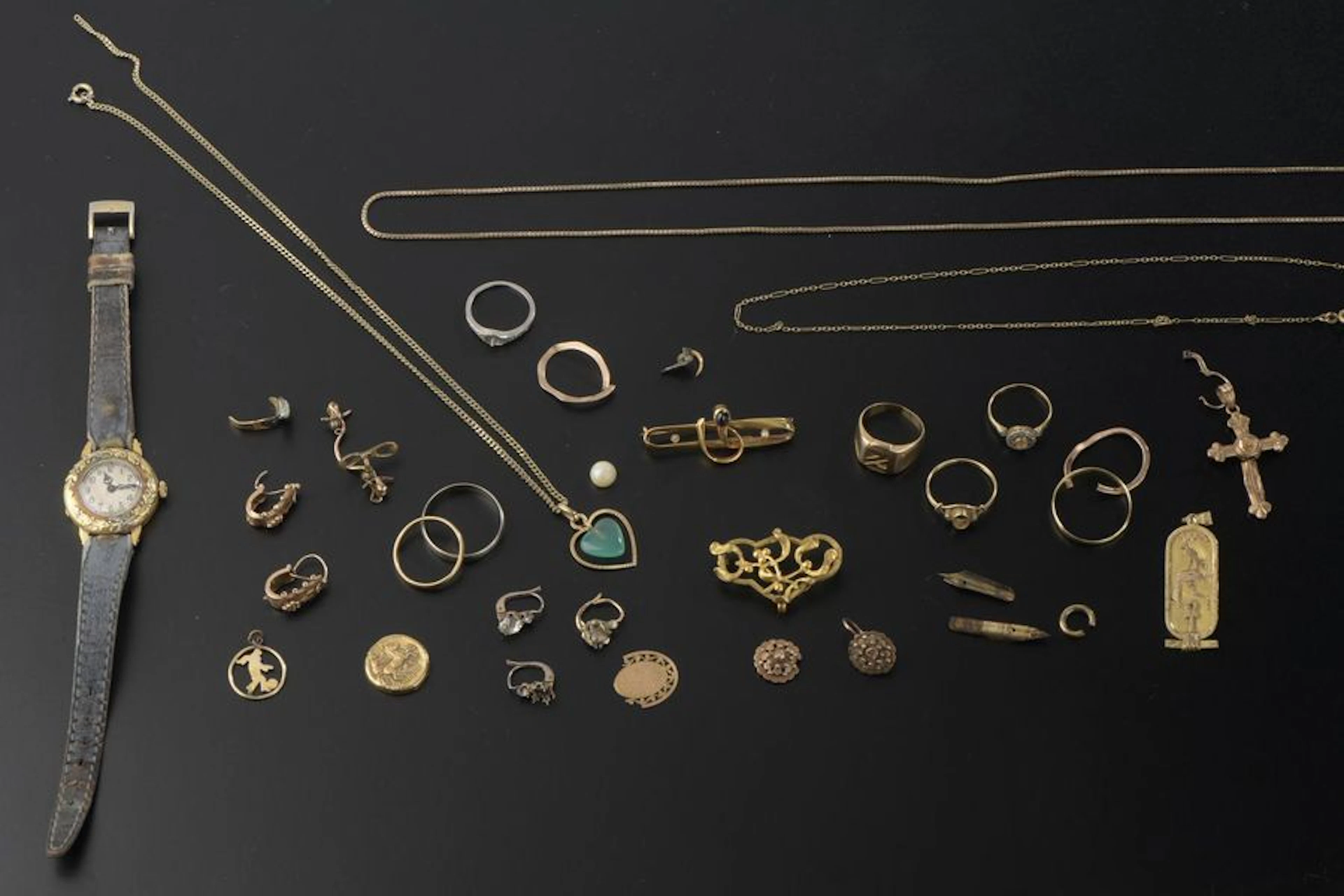 Ensemble en or 18k comprenant : - Broche...