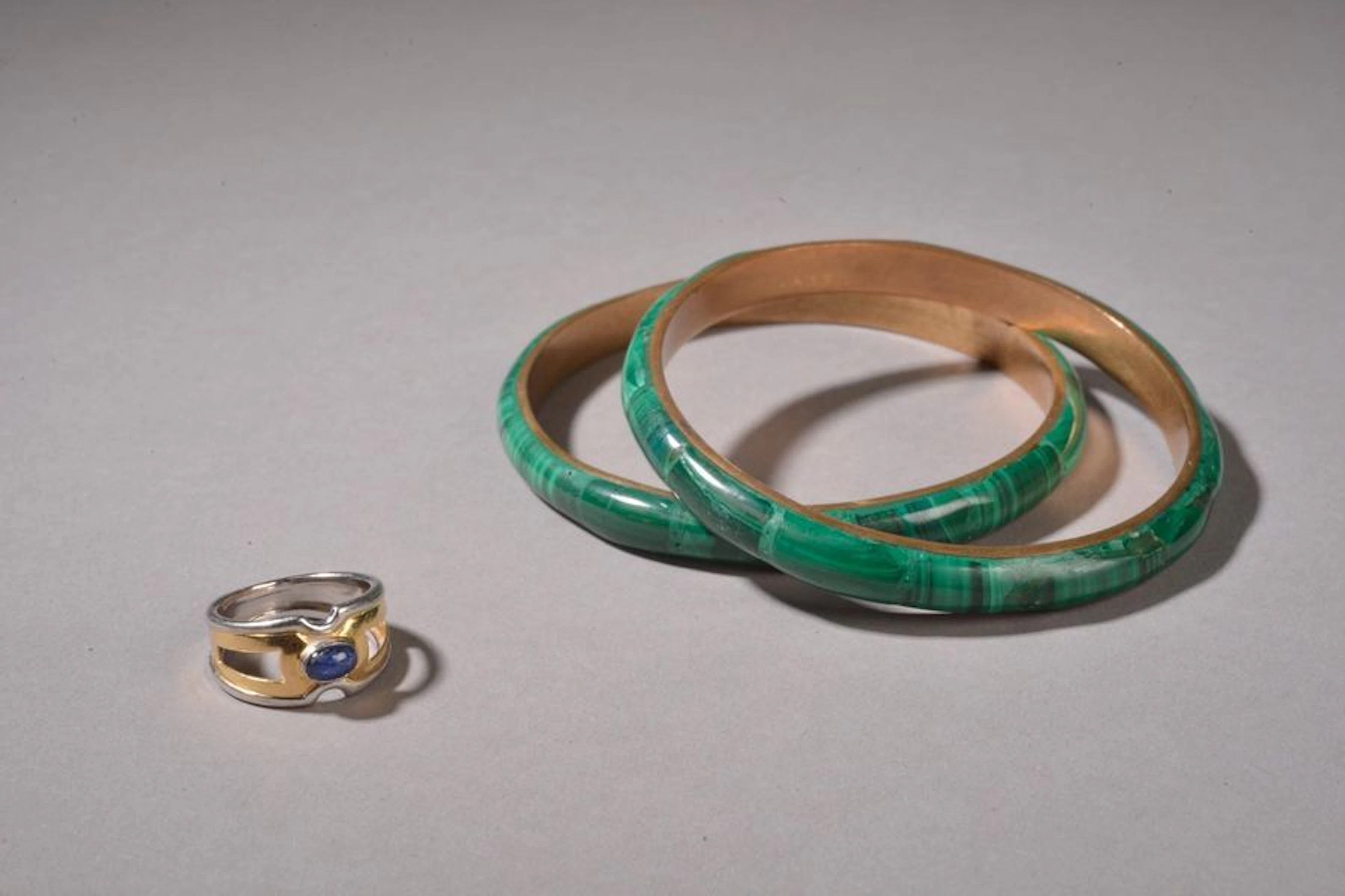 Ensemble comprenant : - Bague aux deux ors...