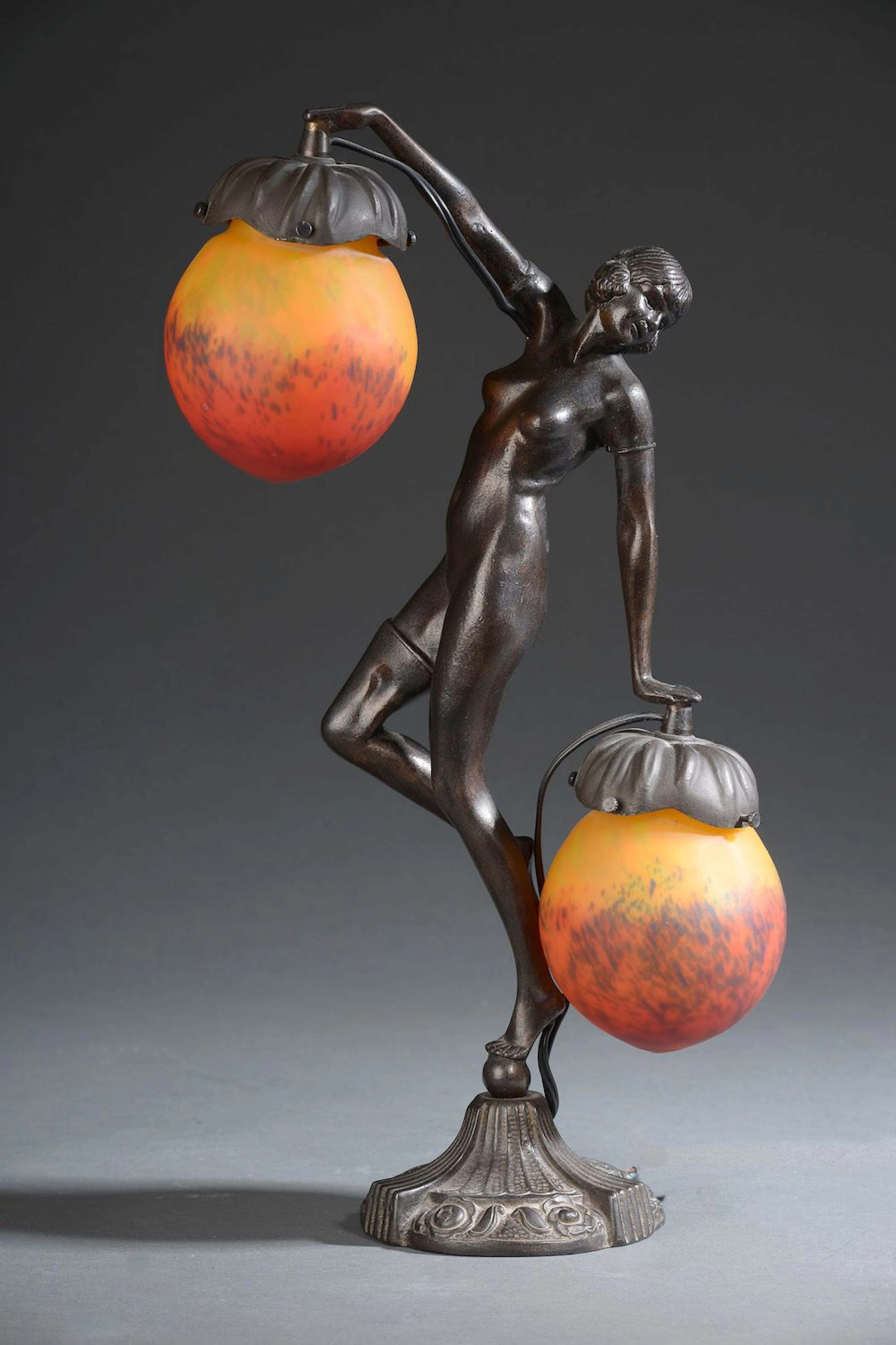Lampe à poser en bronze patiné figurant... - Lot 65 - Le Floc'h