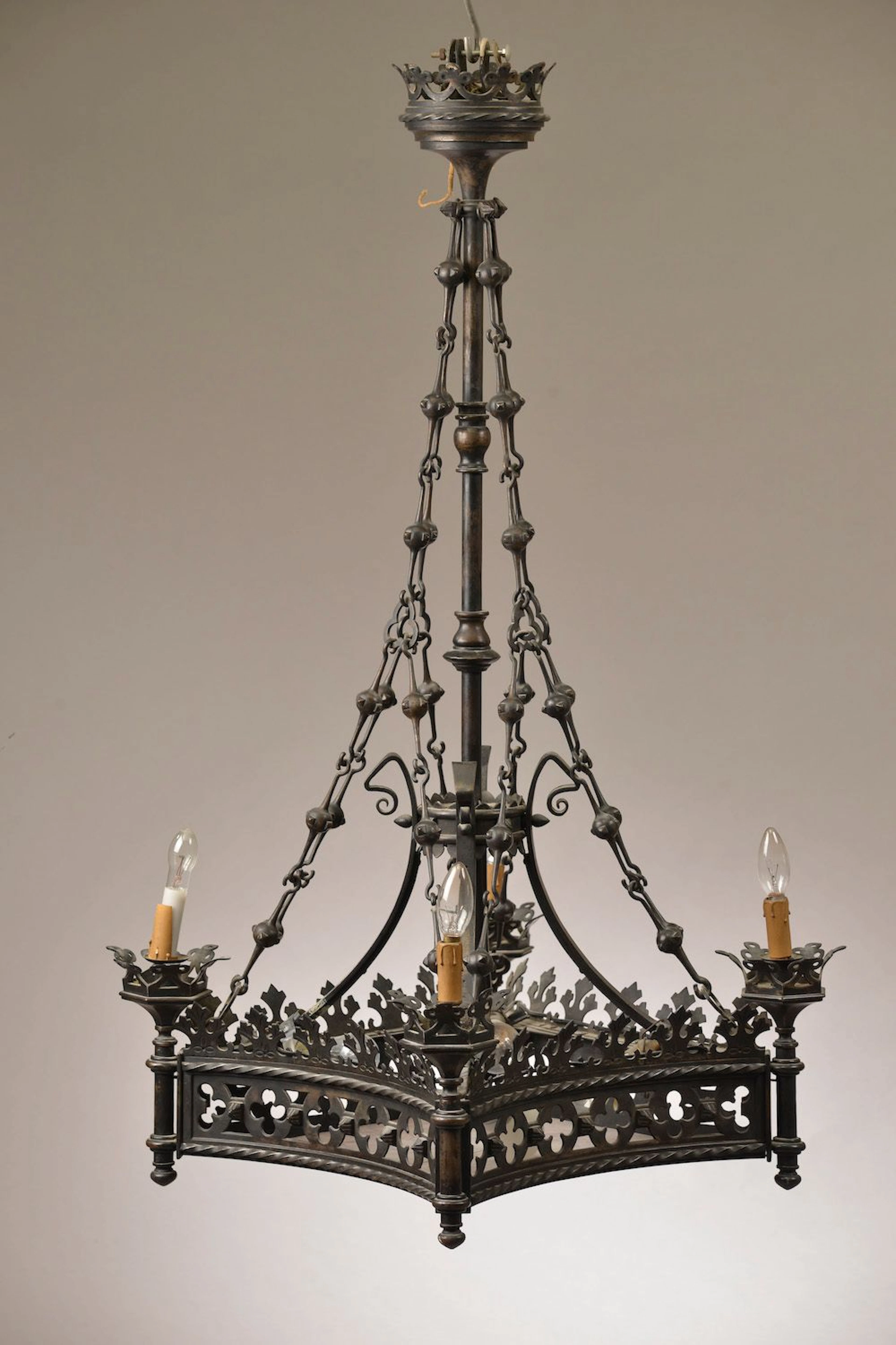Lustre néo-gothique en fer forgé patiné... - Lot 164 - Le Floc'h