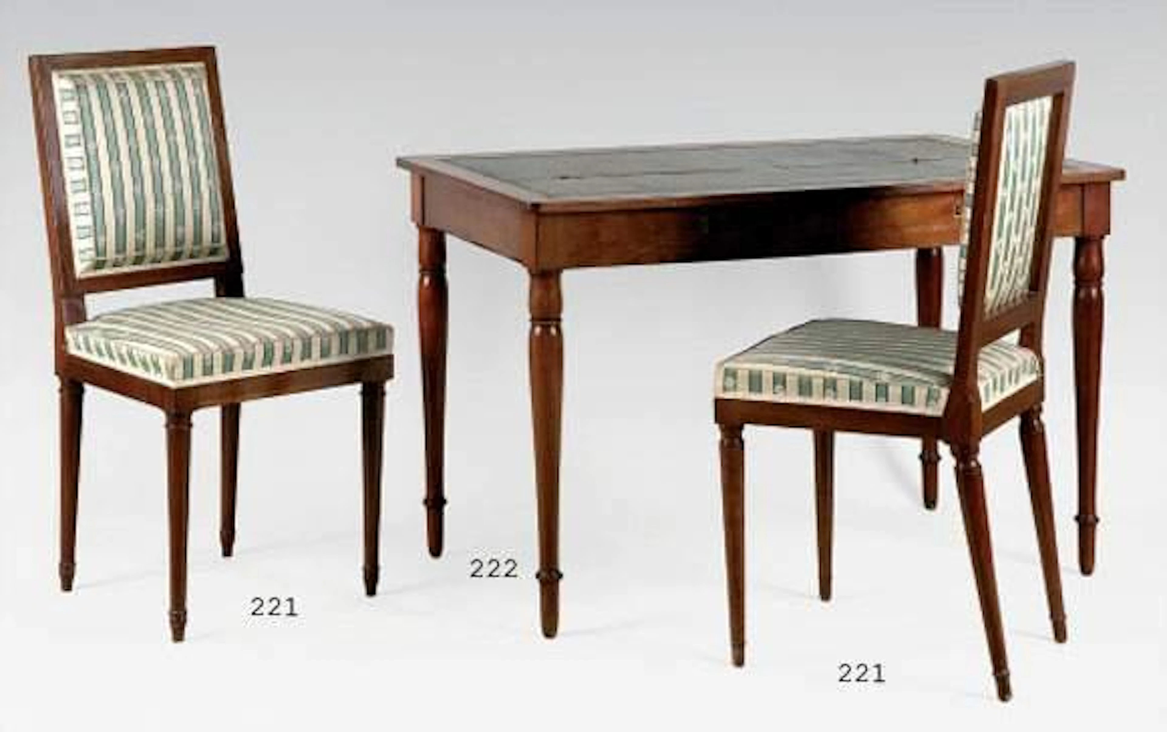 Deux petites chaises anciennement cannée