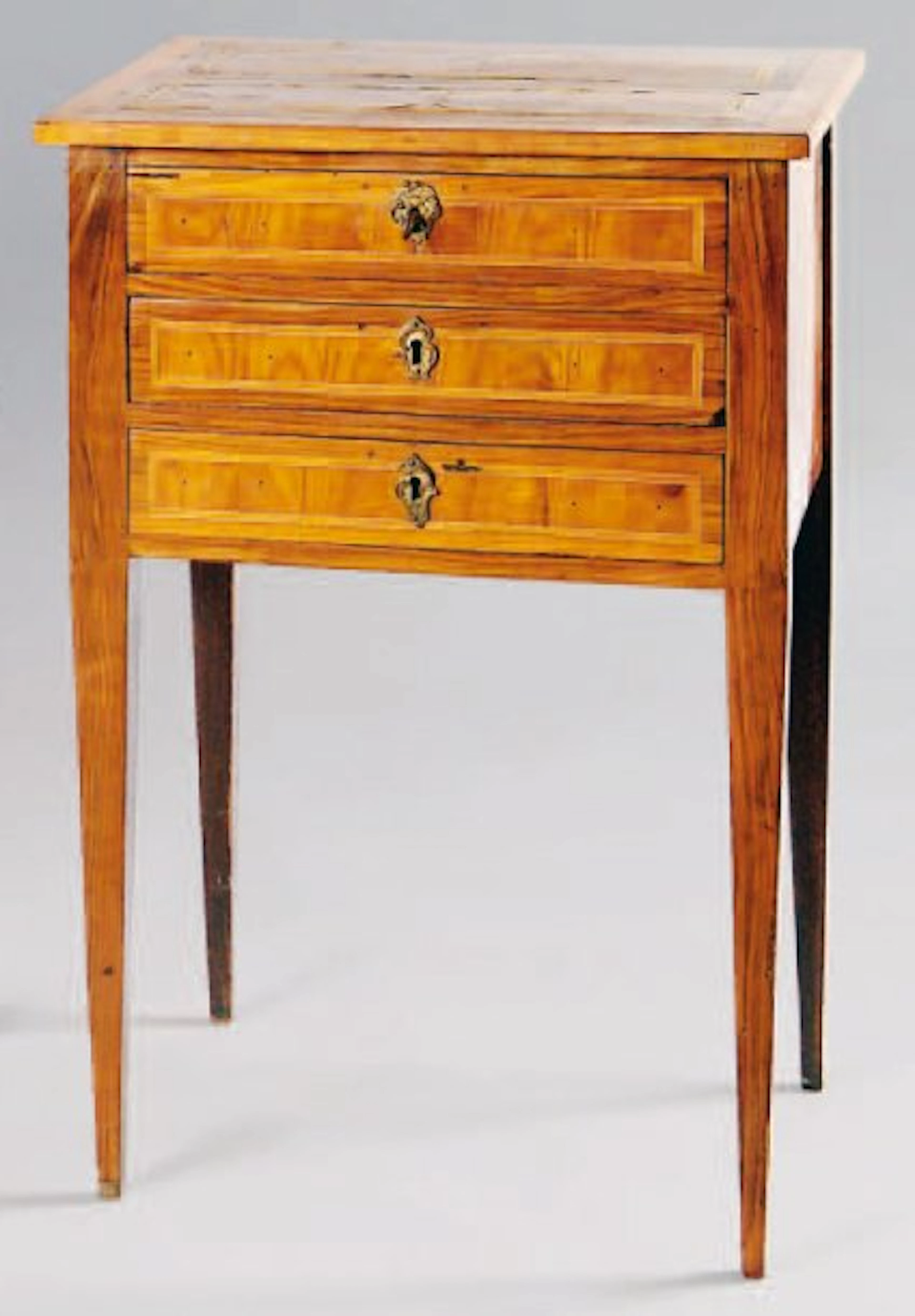 TABLE CHIFFONNIÈRE à trois tiroirs