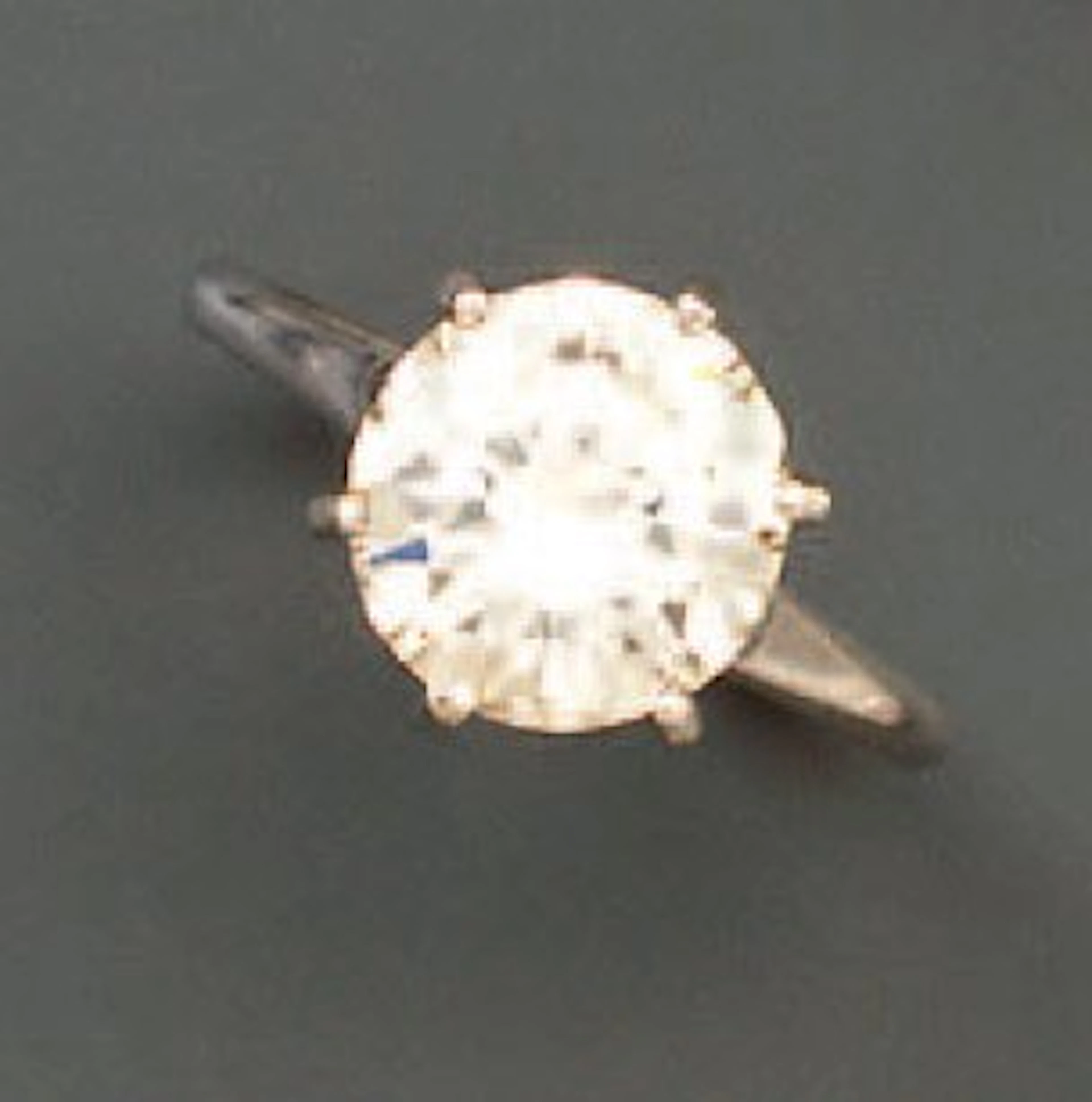 BAGUE en platine griffée d'un