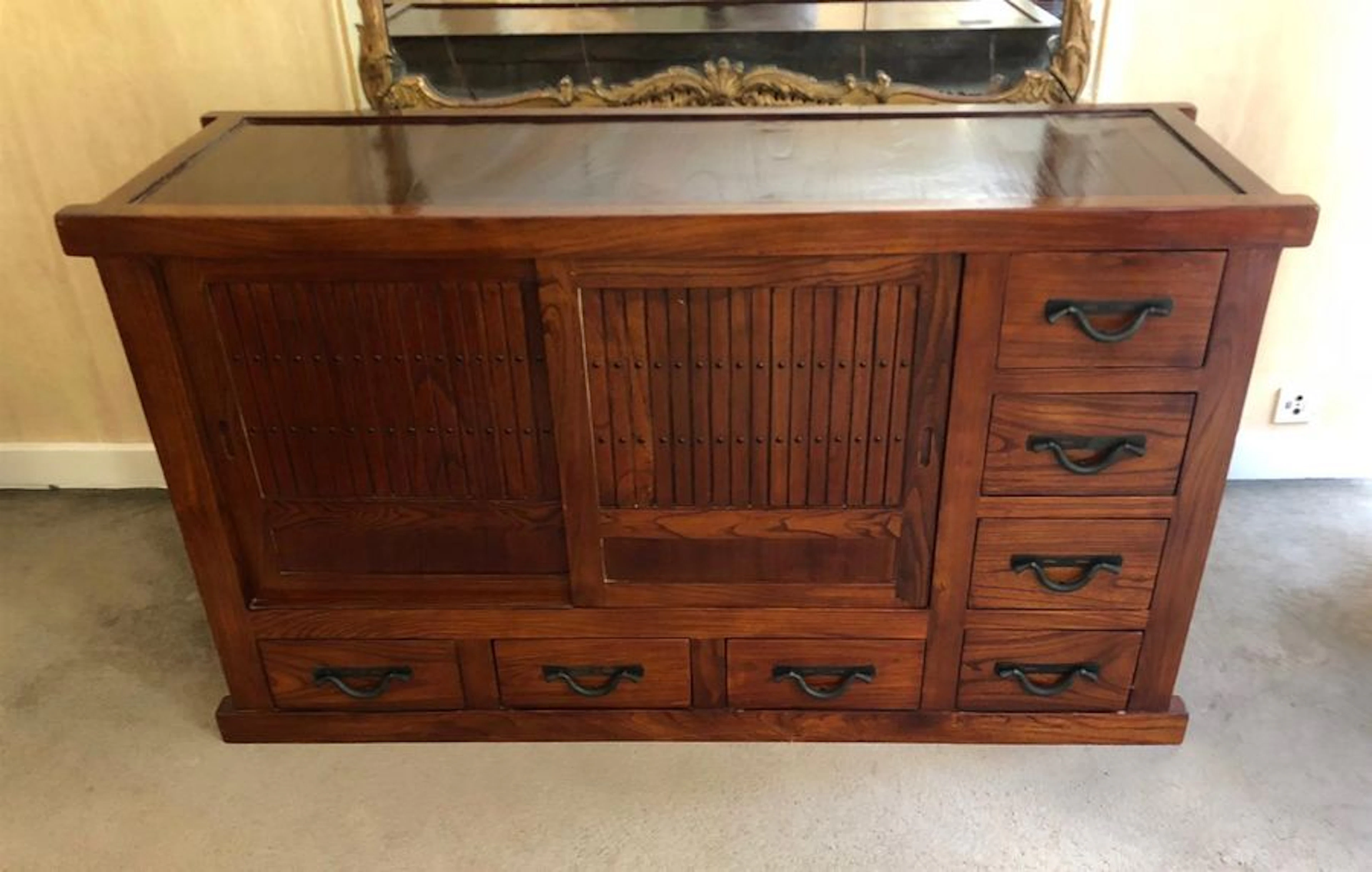 MEUBLE asiatique en bois naturel verni, il…