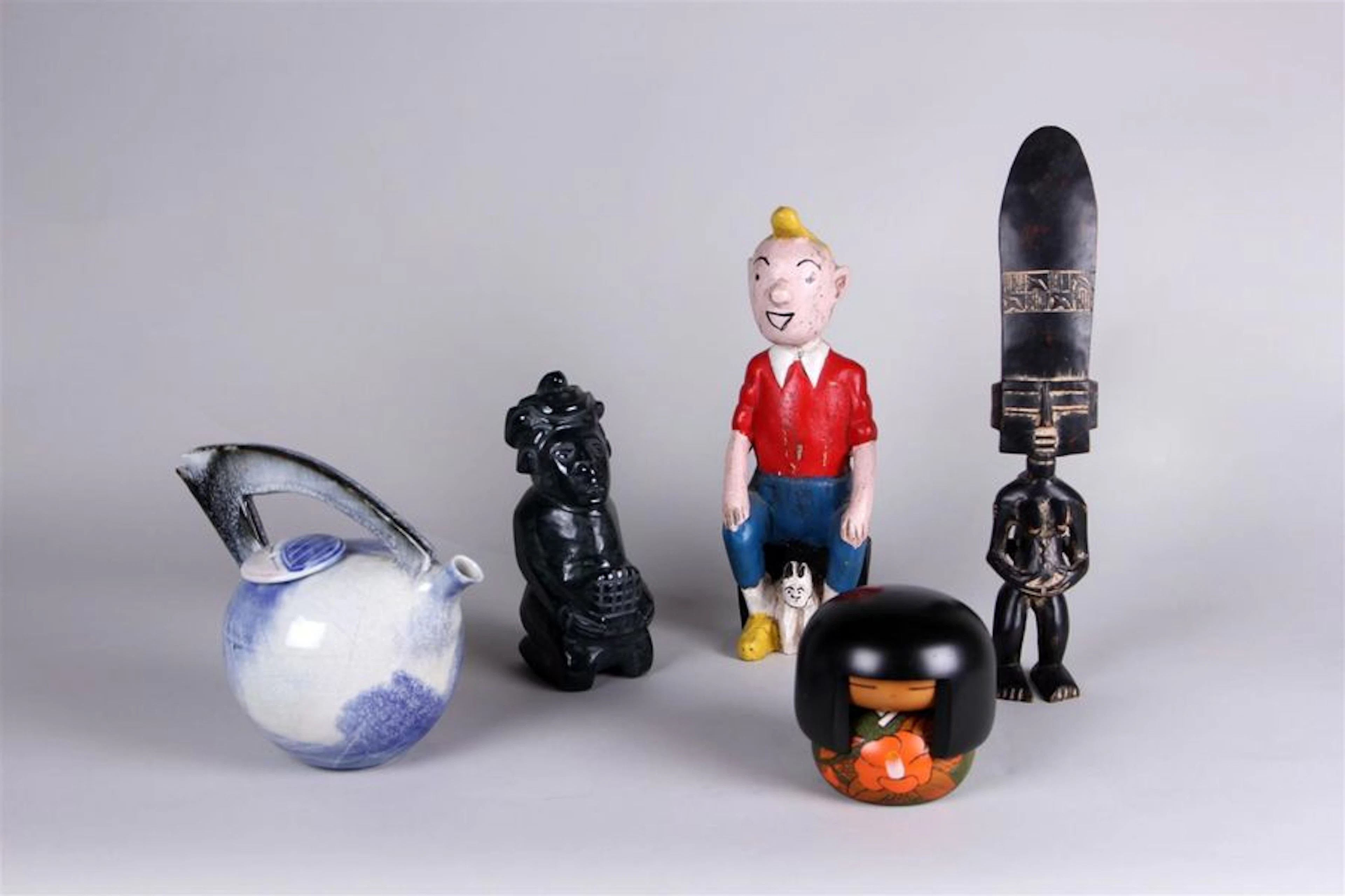 Lot composé d'une VERSEUSE en porcelaine…