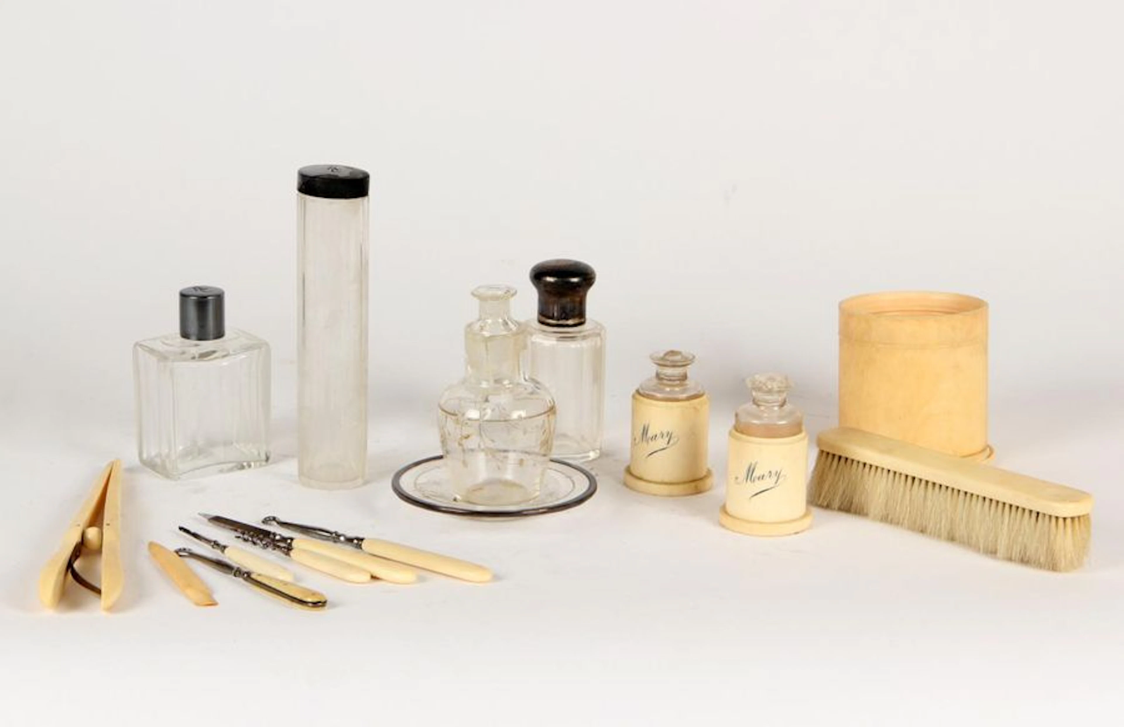 NECESSAIRE DE TOILETTE comprenant trois flacons…