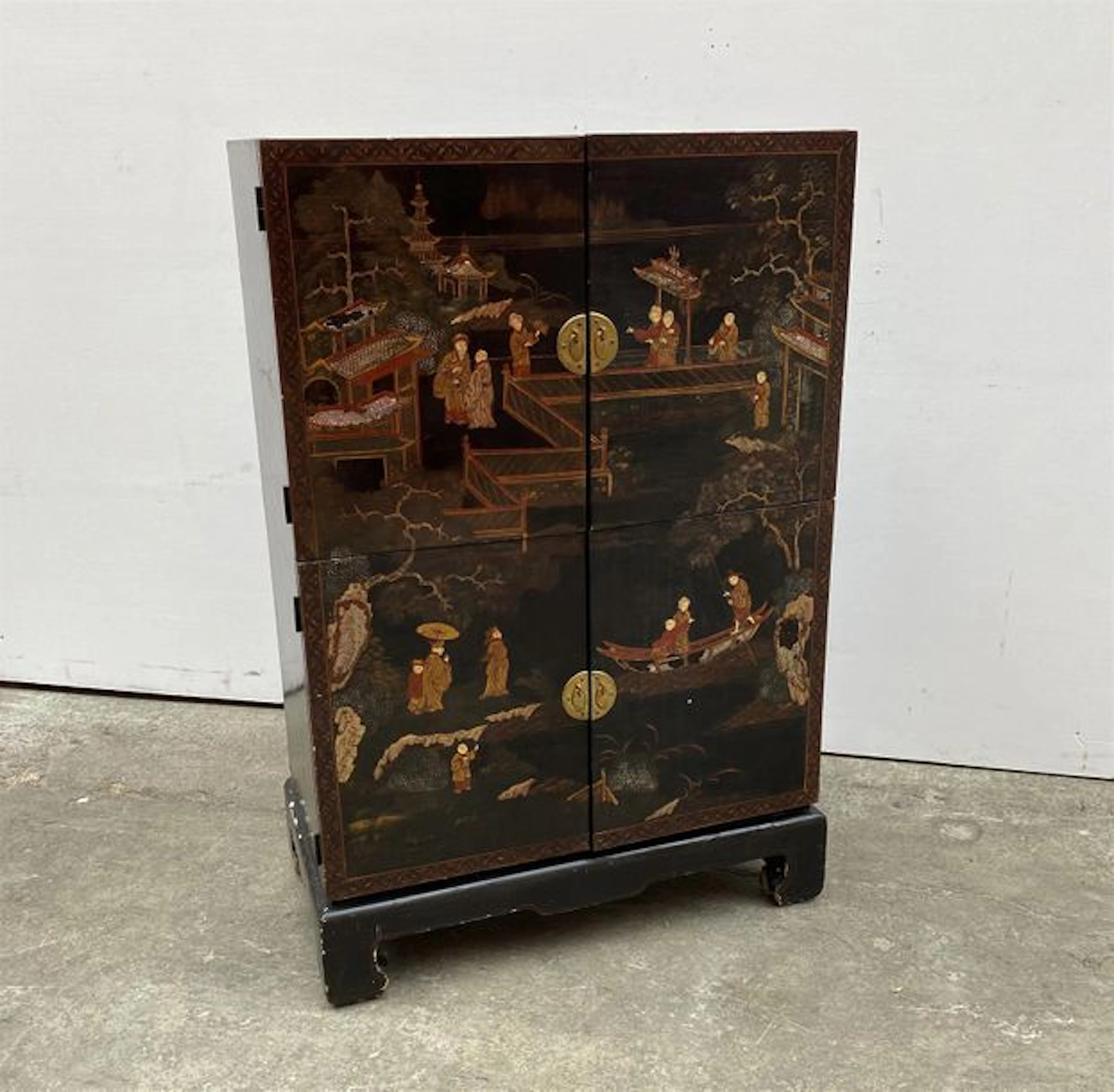 MEUBLE BAR en bois laqué noir ouvrant par…