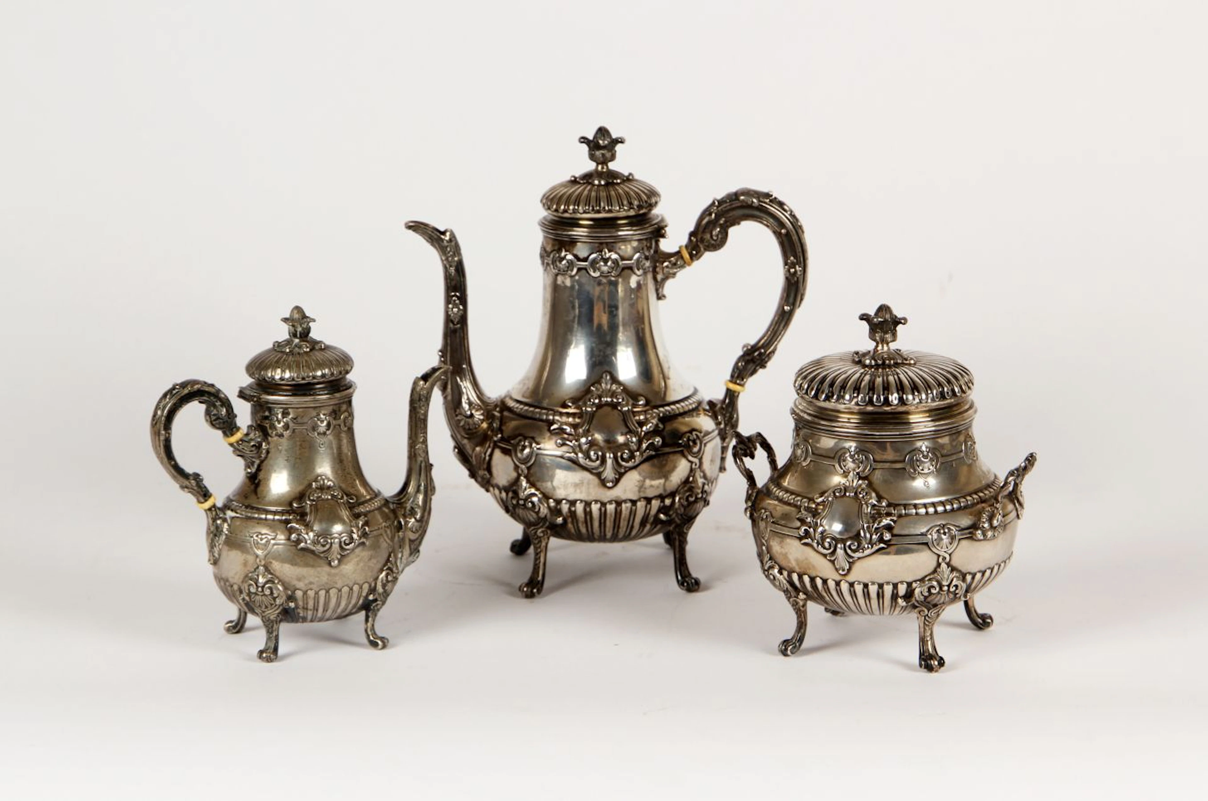 CAFETIERE, THEIERE et SUCRIER couvert quadripodes...