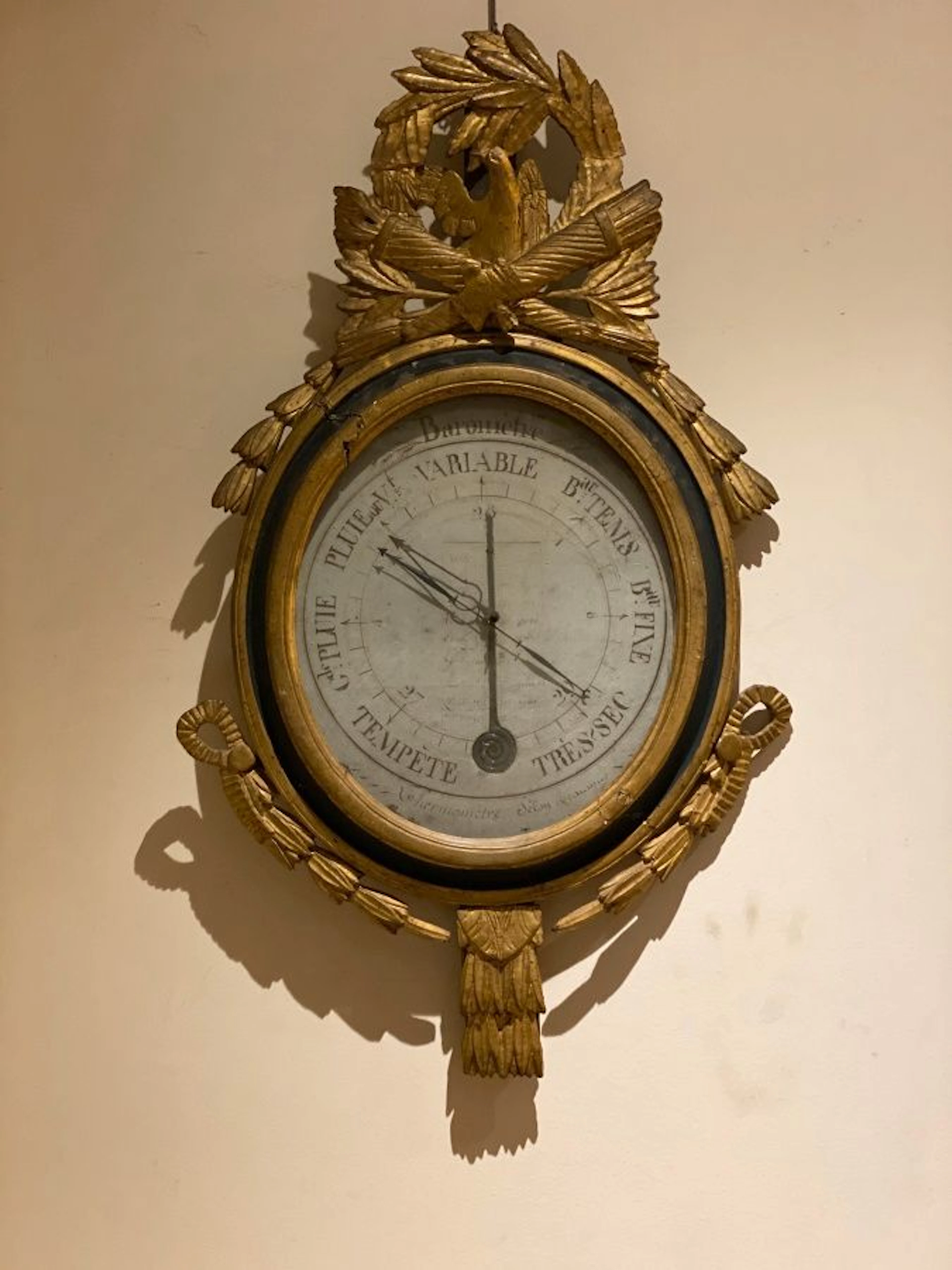 BAROMÈTRE thermomètre en bois sculpté laqué...