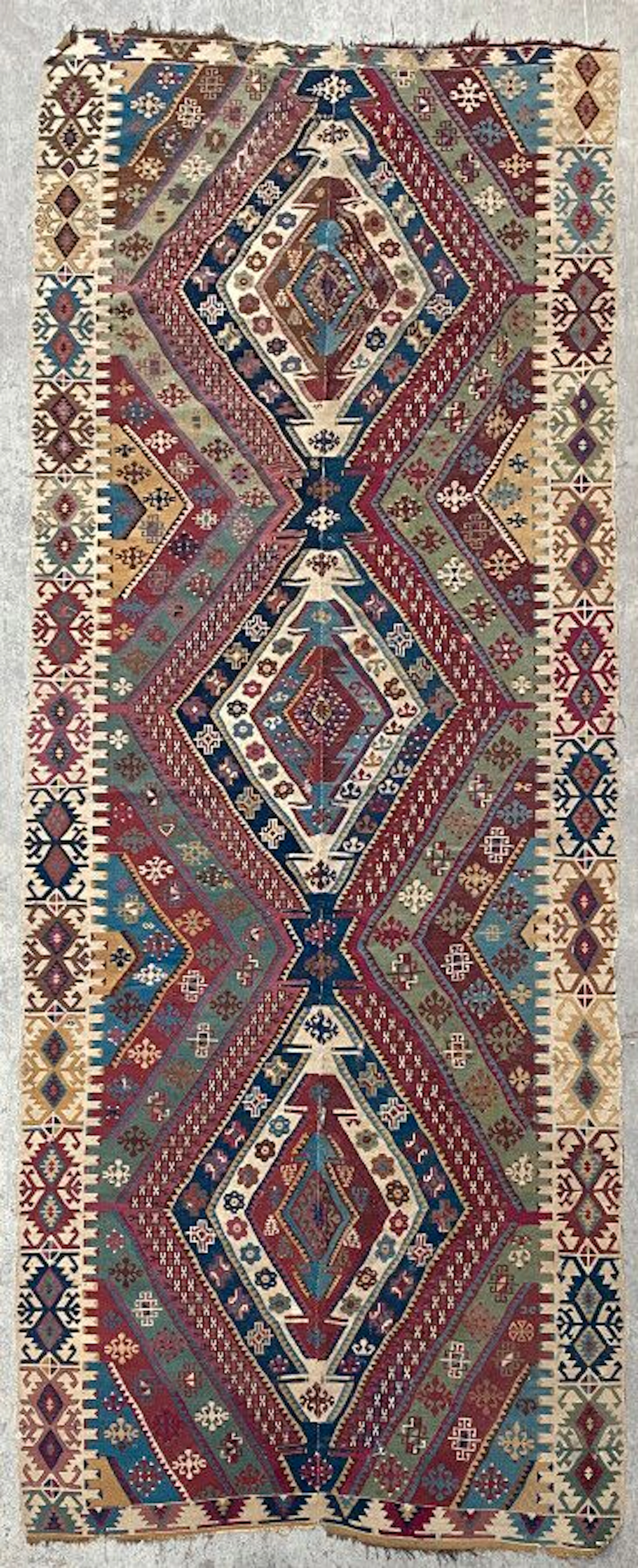 TAPIS Kilim à décor polychrome de trois médaillons... - Lot 244 - Libert Damien