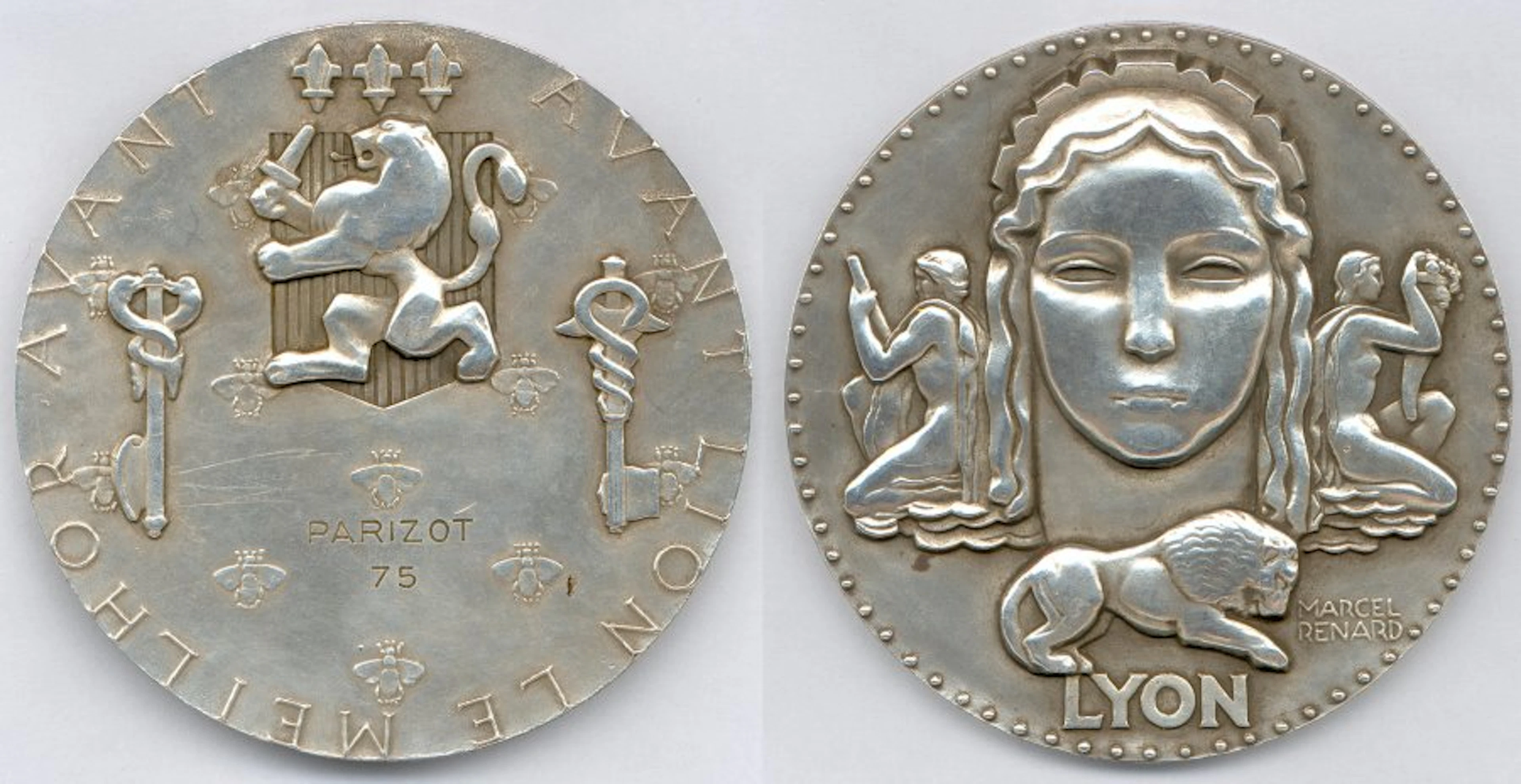 Lot de 50 médailles et plaques en cuivre