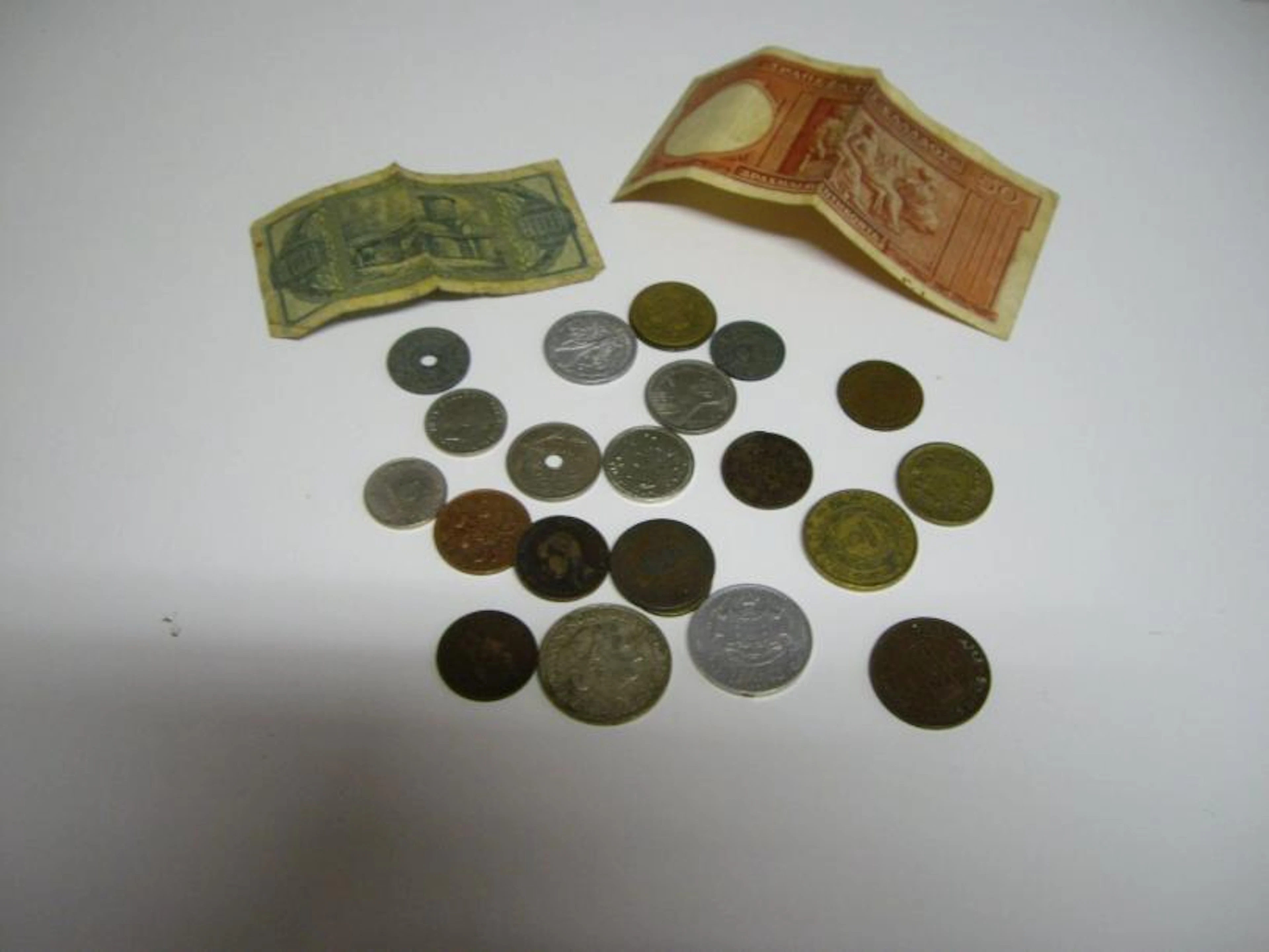 NUMISMATIQUE: 226 pièces Etrangères Modernes