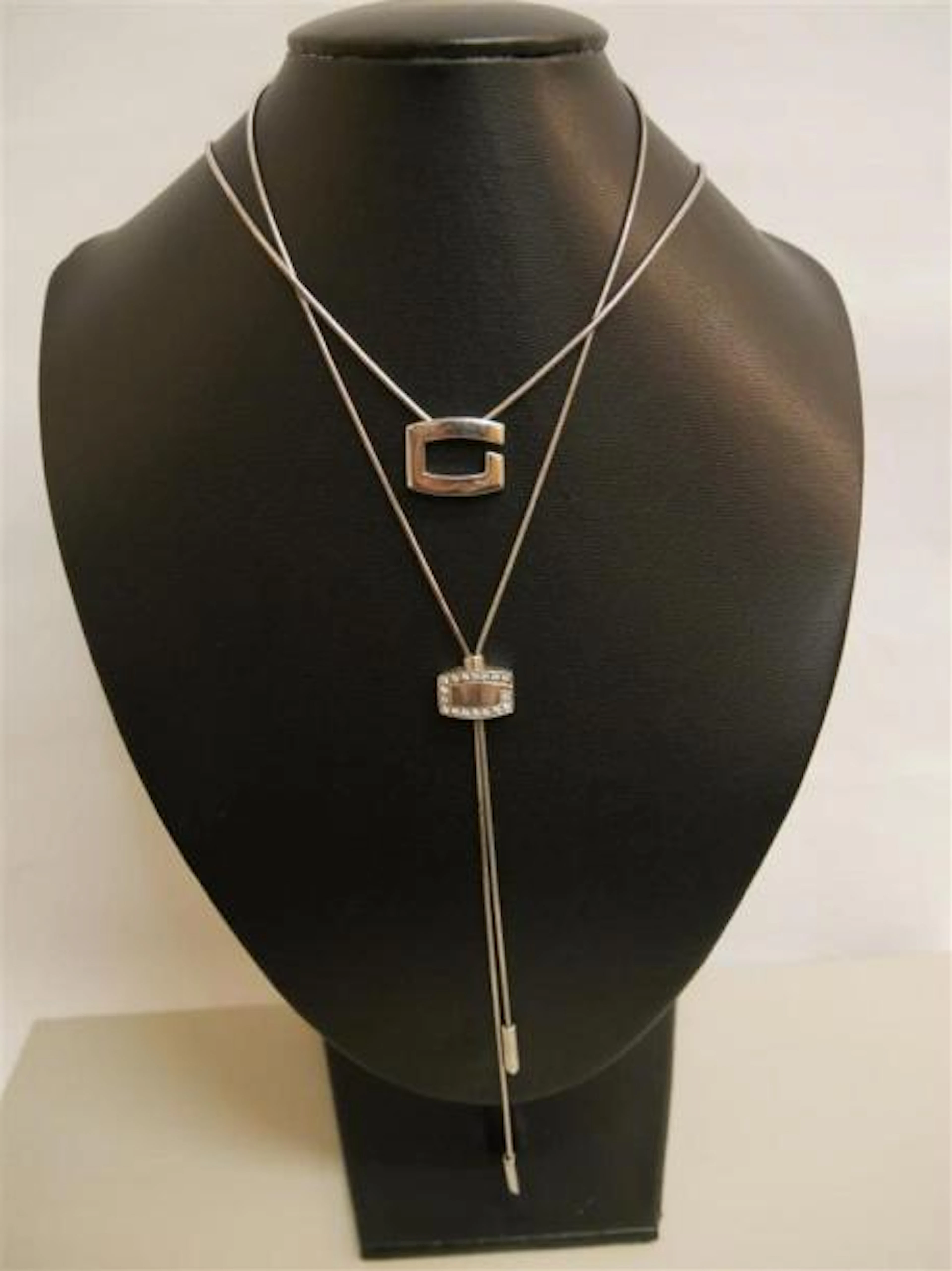 GUESS. Collier en métal argenté serti de…
