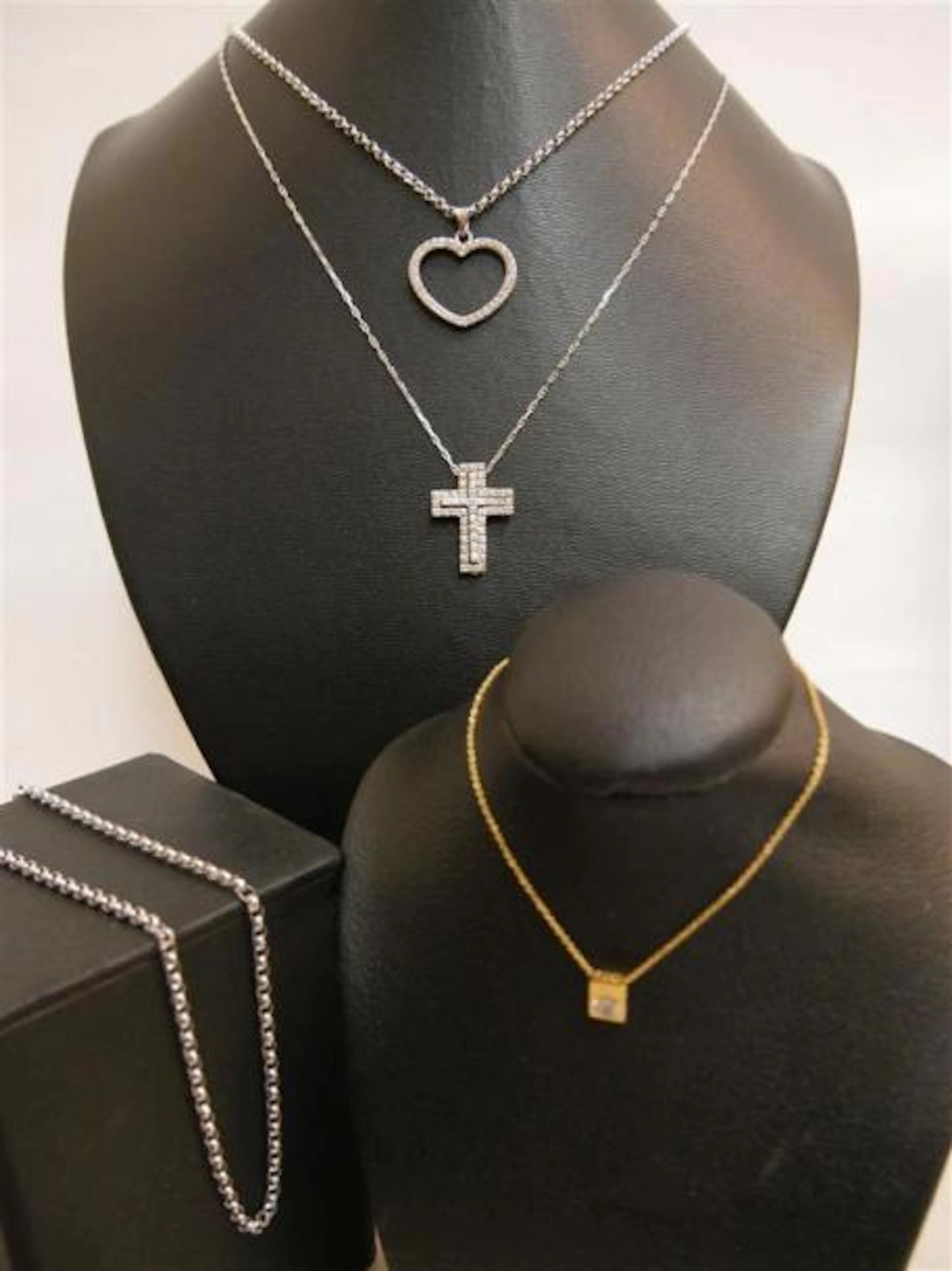 Quatre colliers, trois chaînes en or gris…