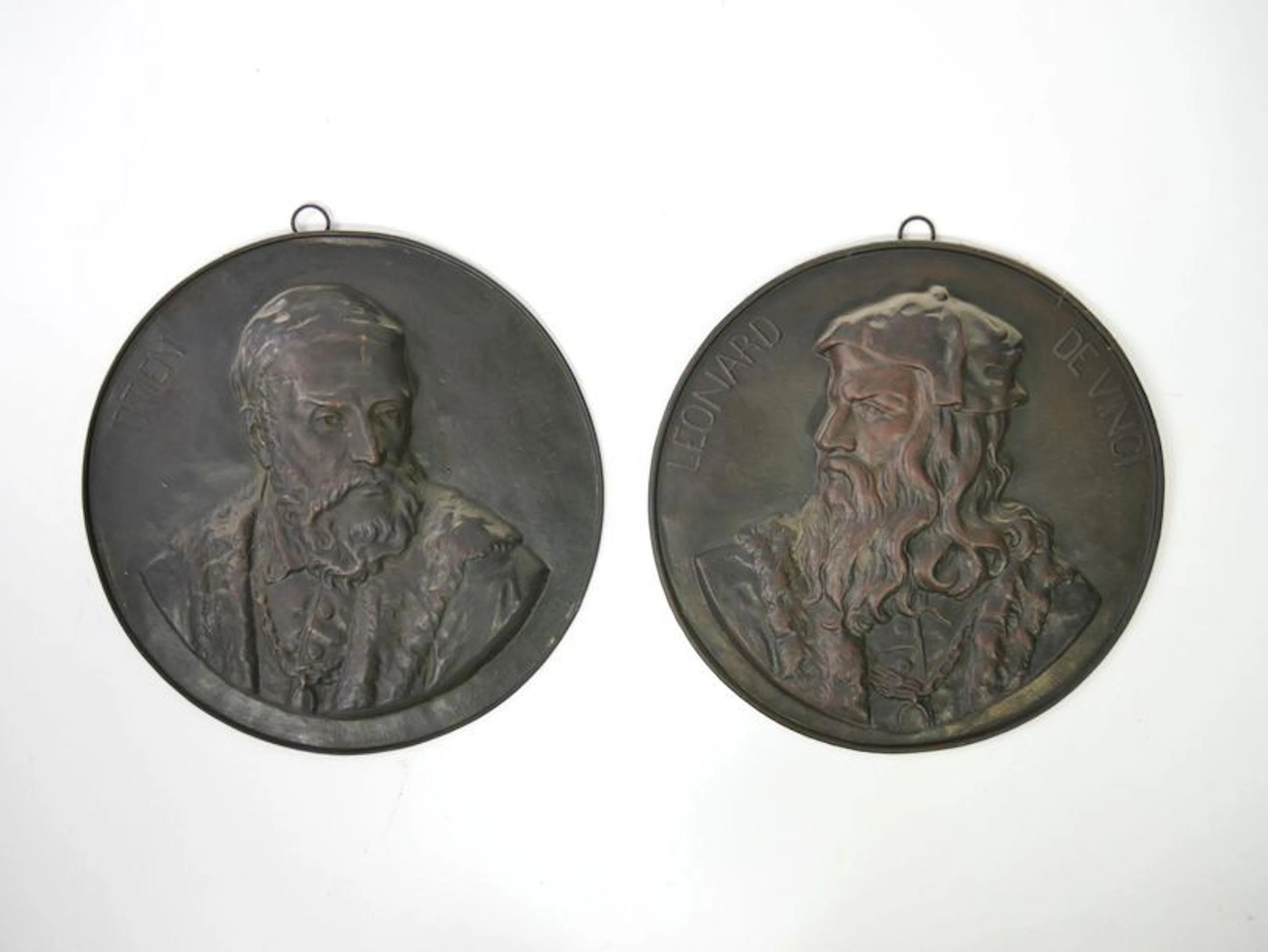 Paire de médaillons en cuivre repoussé et…