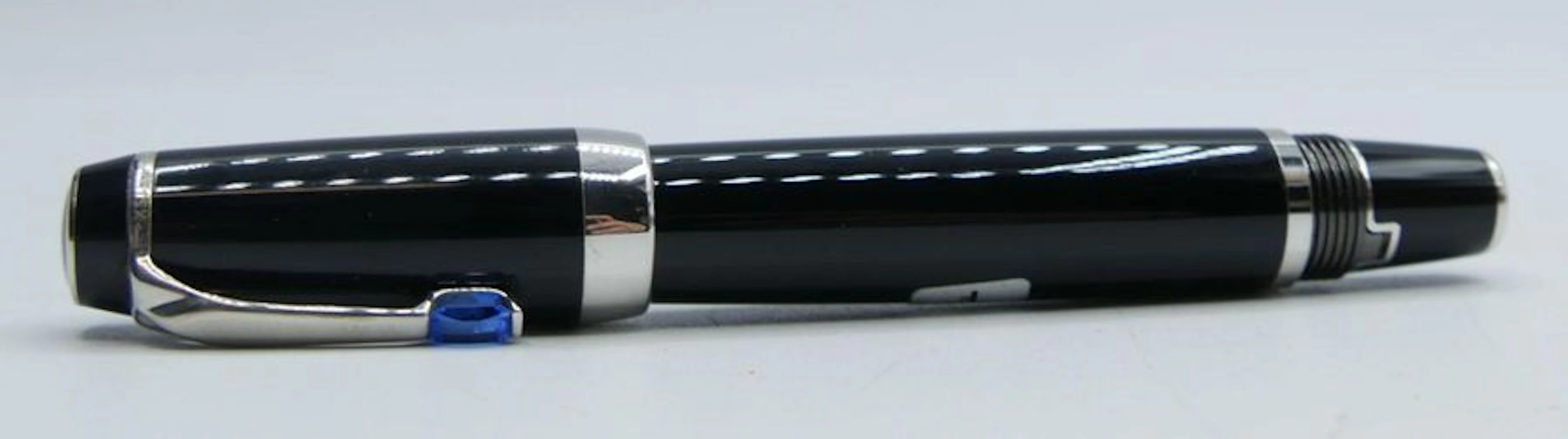 MONTBLANC : Stylo plume en resine precieuse…