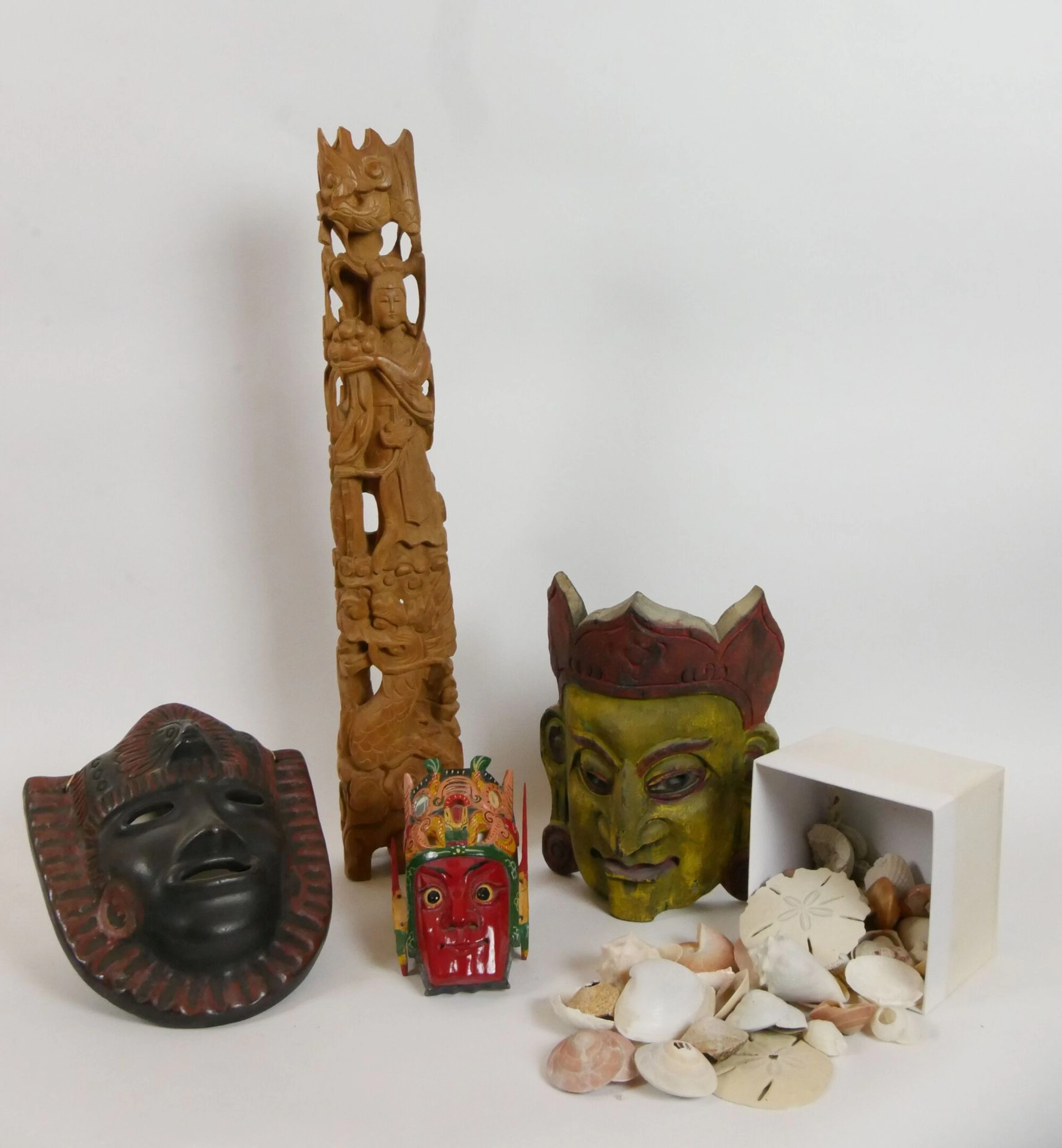 Souvenirs de voyage comprenant : Un masque... - Lot 52 - Morand & Morand