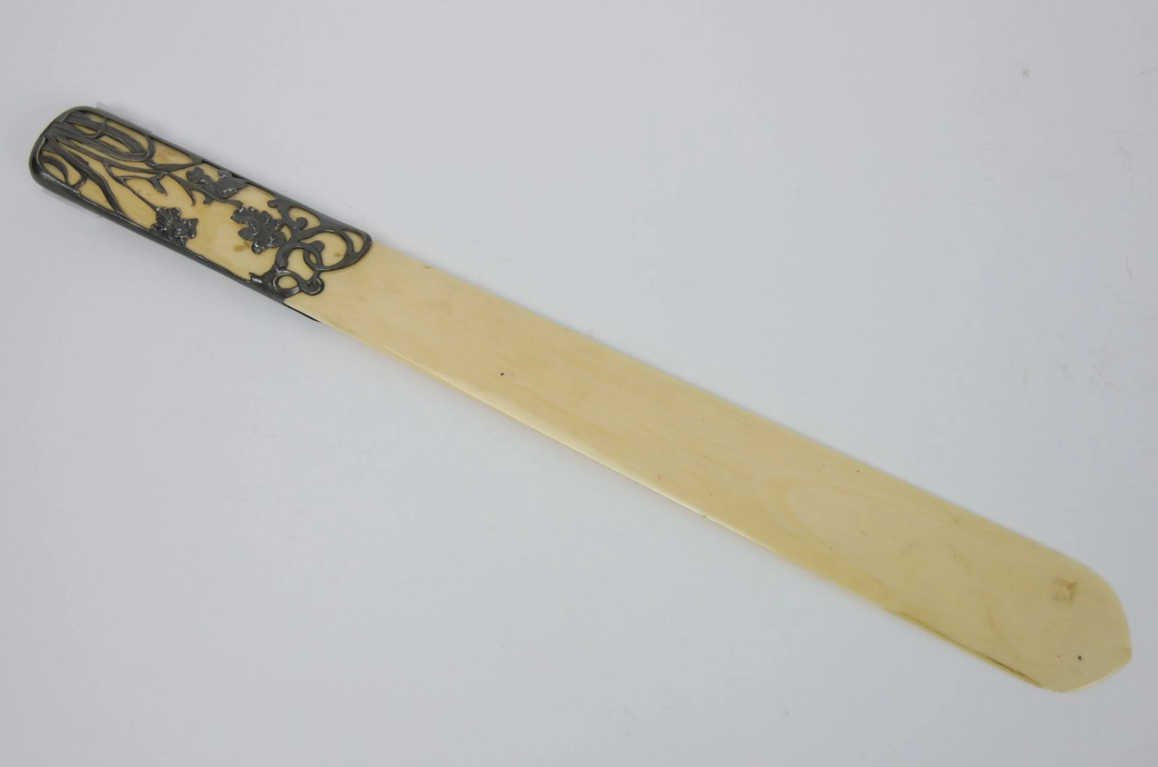 Coupe papier en ivoire et monture en argent... - Lot 46 - Morand & Morand