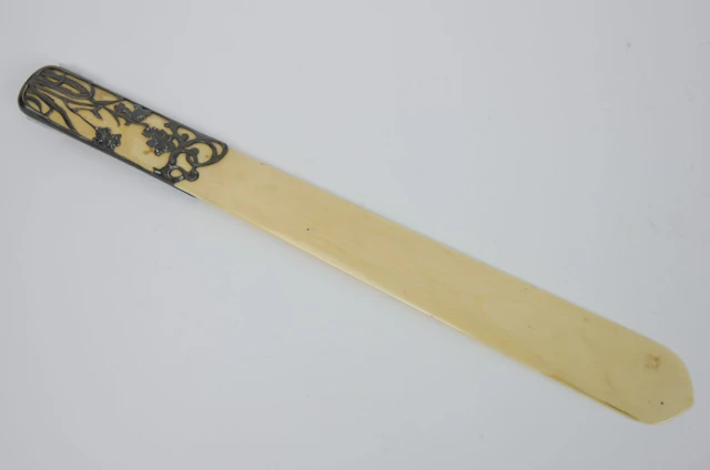 Coupe papier en ivoire et monture en argent... - Lot 46 - Morand & Morand