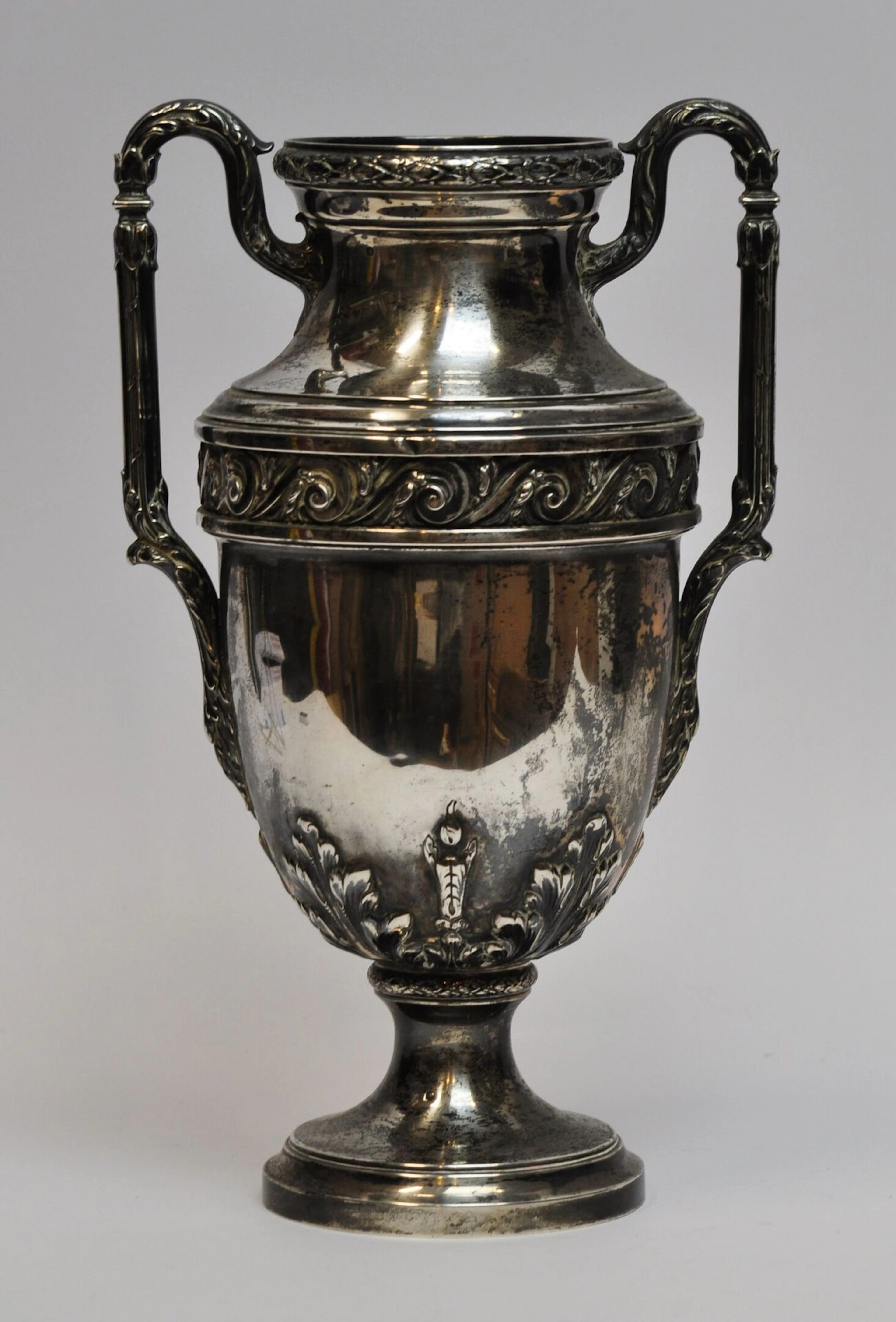 Grand vase balustre sur piédouche en argent... - Lot 47 - Morand & Morand