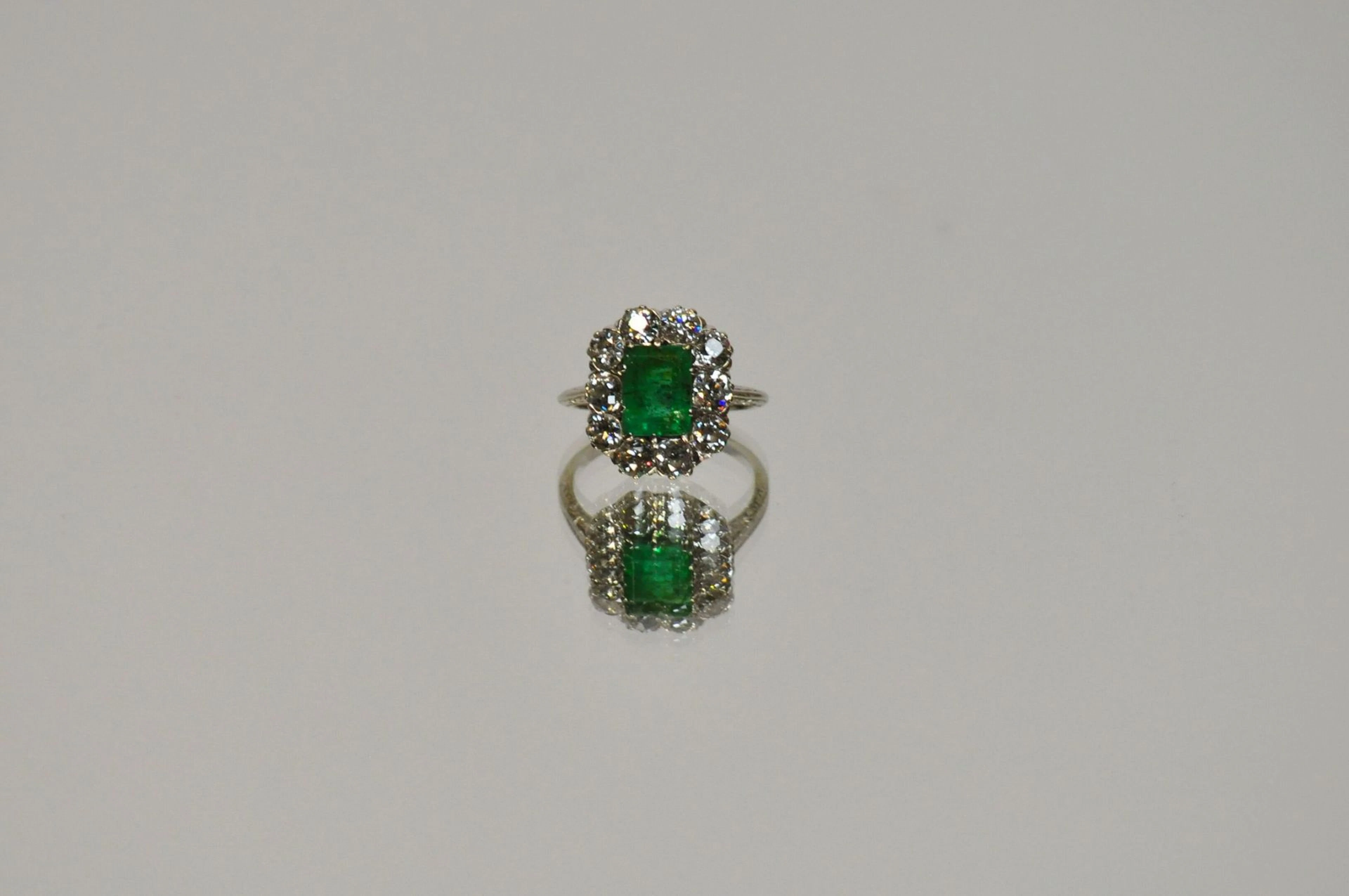 Bague en or 750 millièmes centrée d'une emeraude... - Lot 93 - Morand & Morand