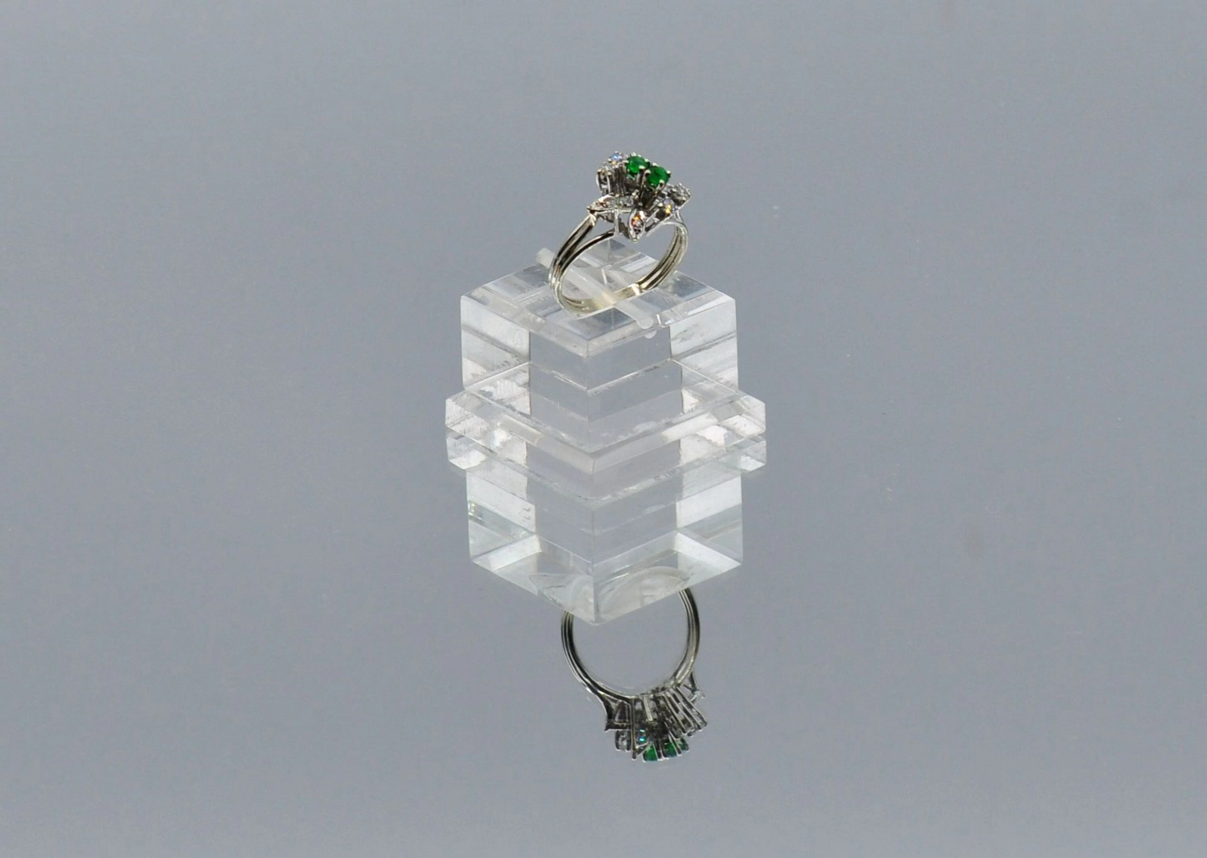 Bague fleurs morderniste en or gris 750 millièmes... - Lot 100 - Morand & Morand