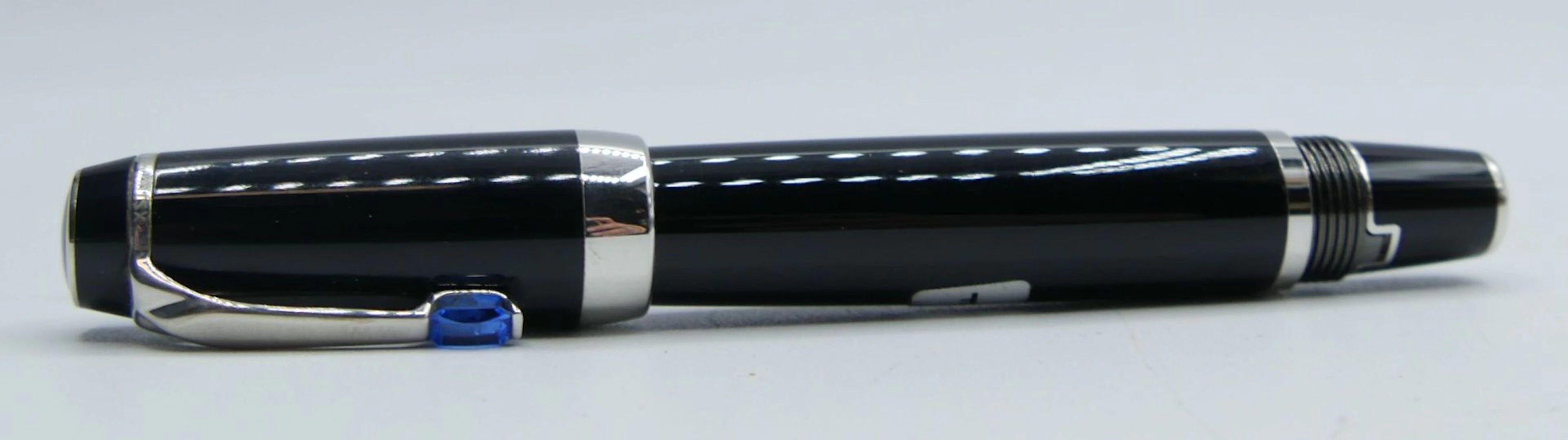 MONTBLANC : Stylo plume en resine precieuse... - Lot 145 - Morand & Morand