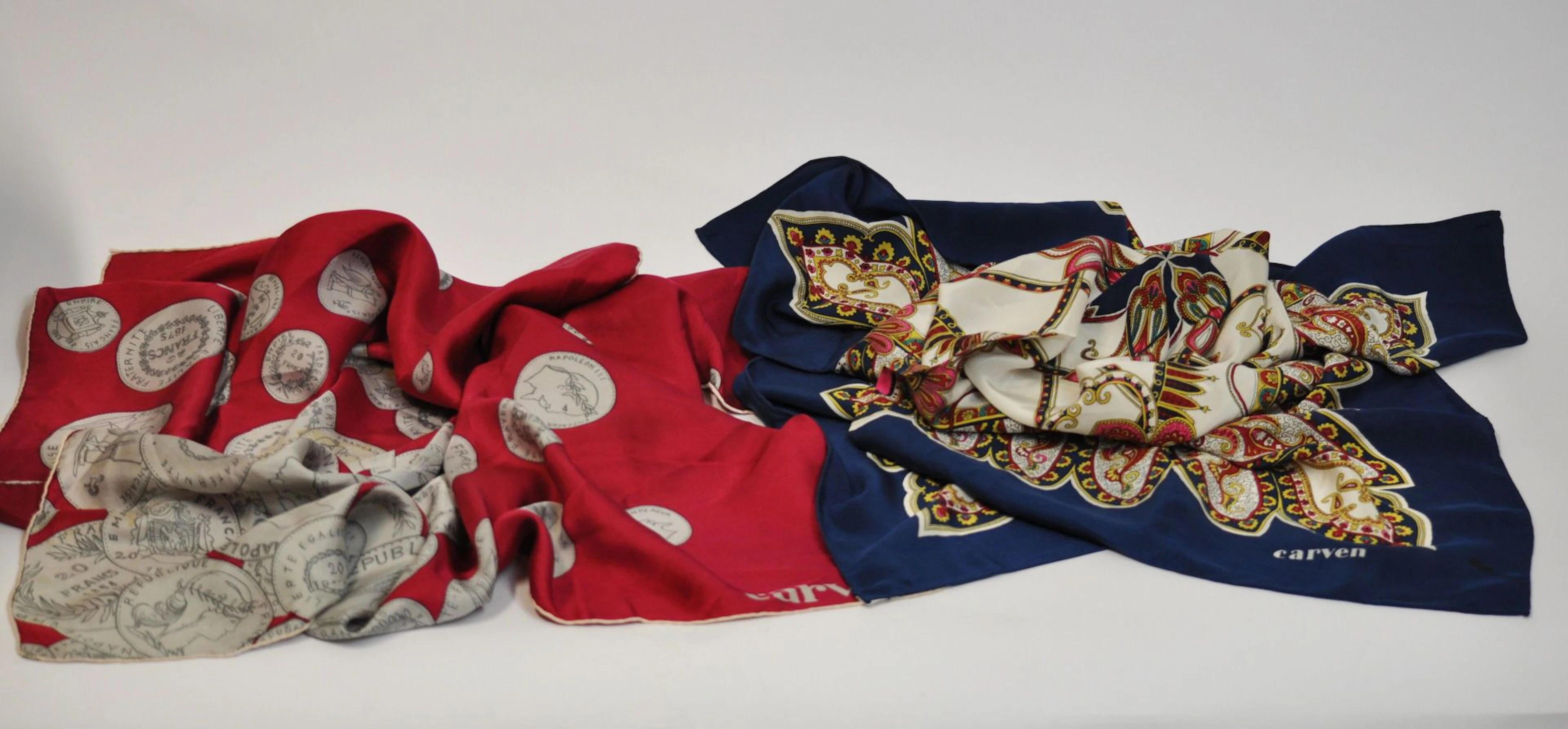 CARVEN Lot de deux foulards en soie et crêpe... - Lot 271 - Morand & Morand