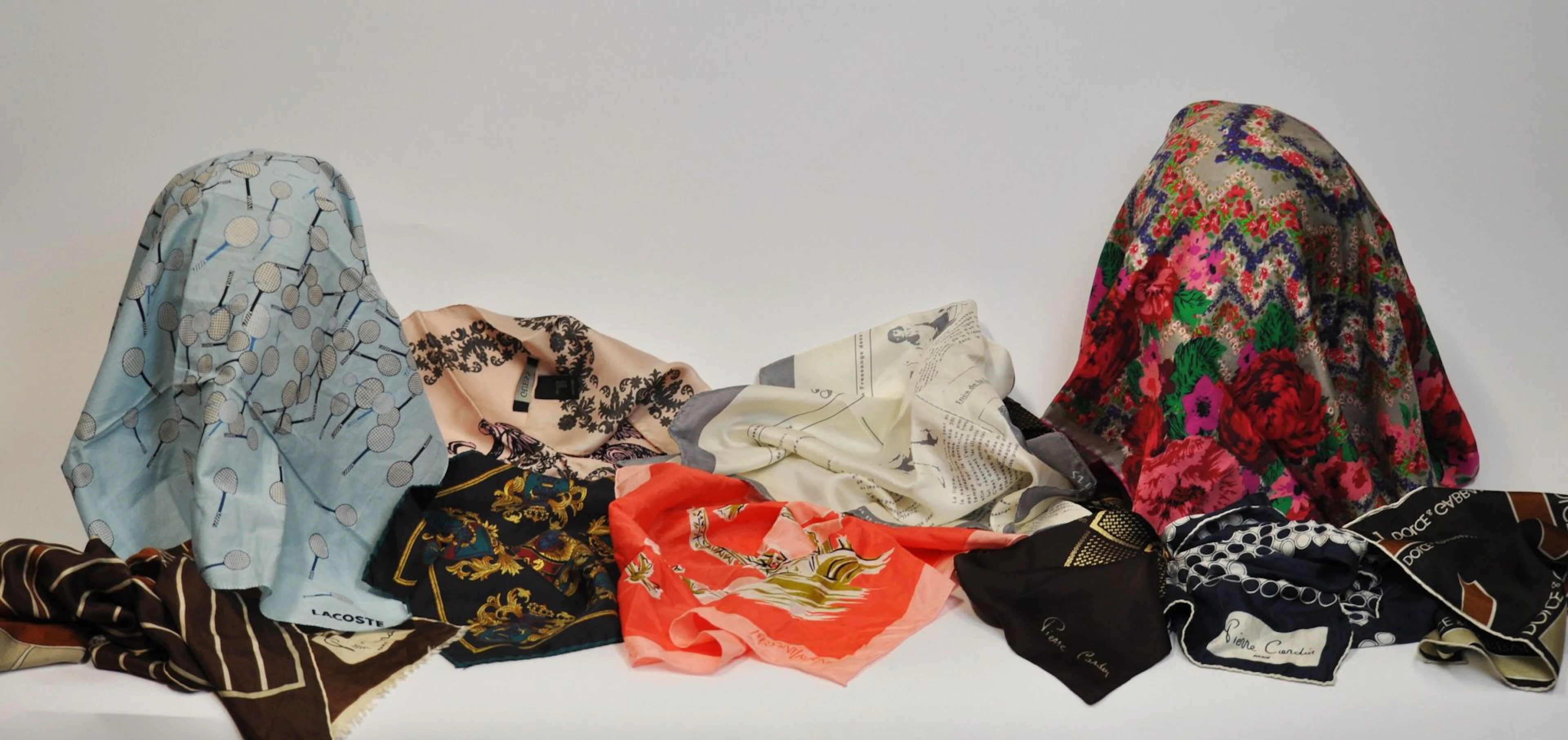 Lot de 10 foulards, gavroches et lavallière... - Lot 280 - Morand & Morand