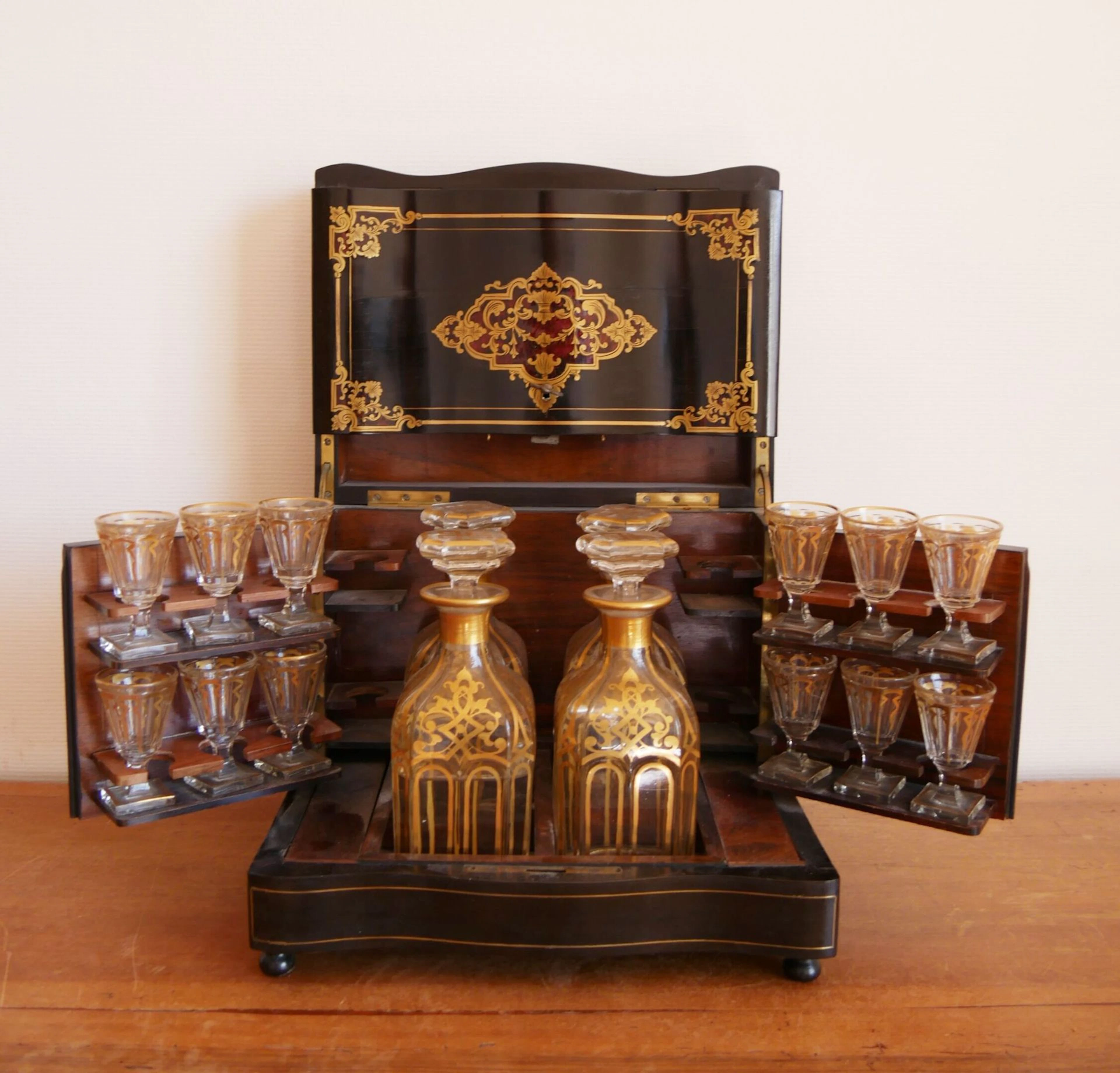 Cave à liqueurs en bois noirci à encadrement... - Lot 100 - Morand & Morand