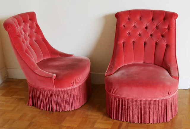 Paire de chauffeuses en velours rouge, le... - Lot 132 - Morand & Morand