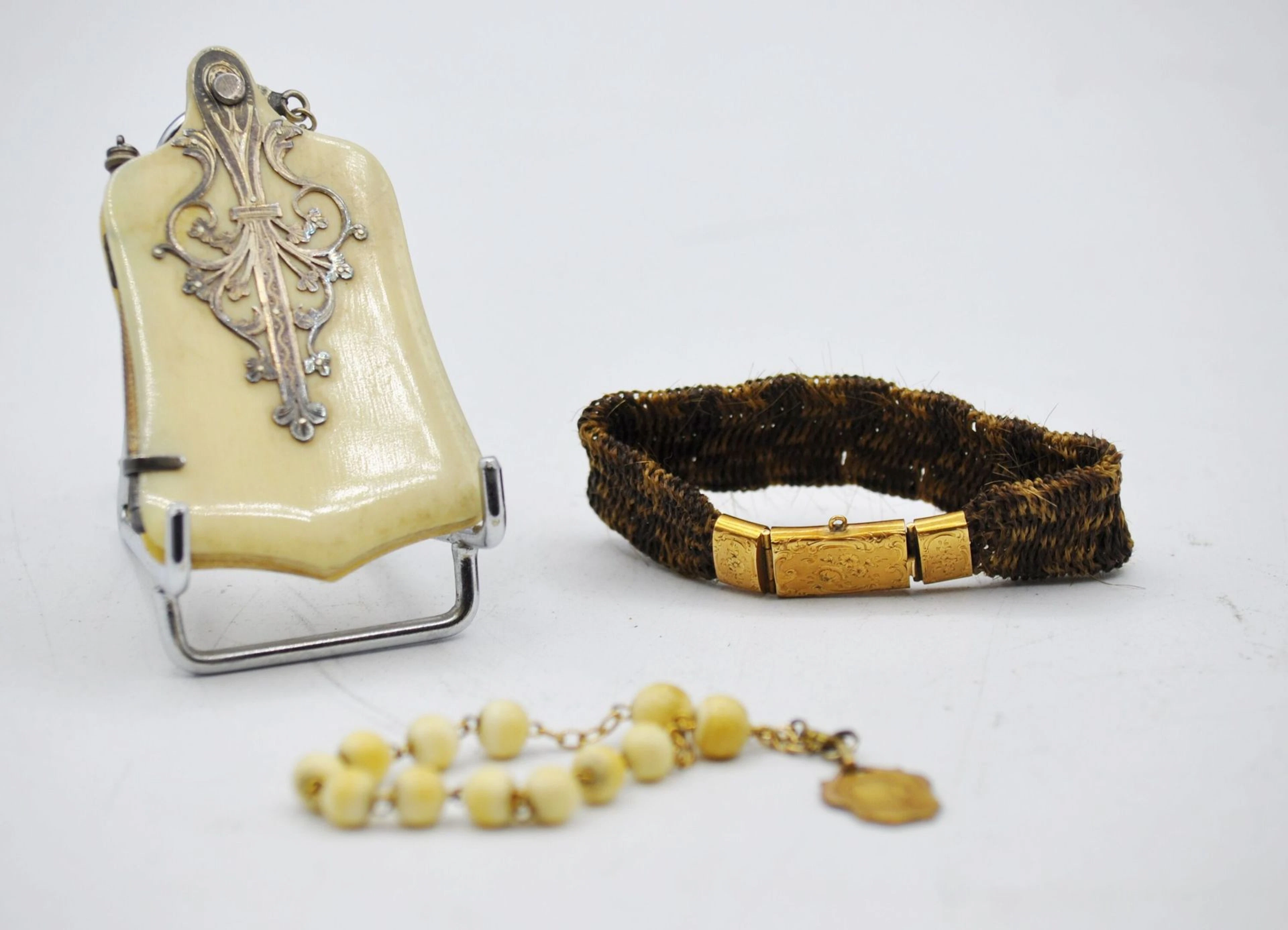 Lot de bijoux comprenant : - Un bracelet... - Lot 66 - Morand & Morand