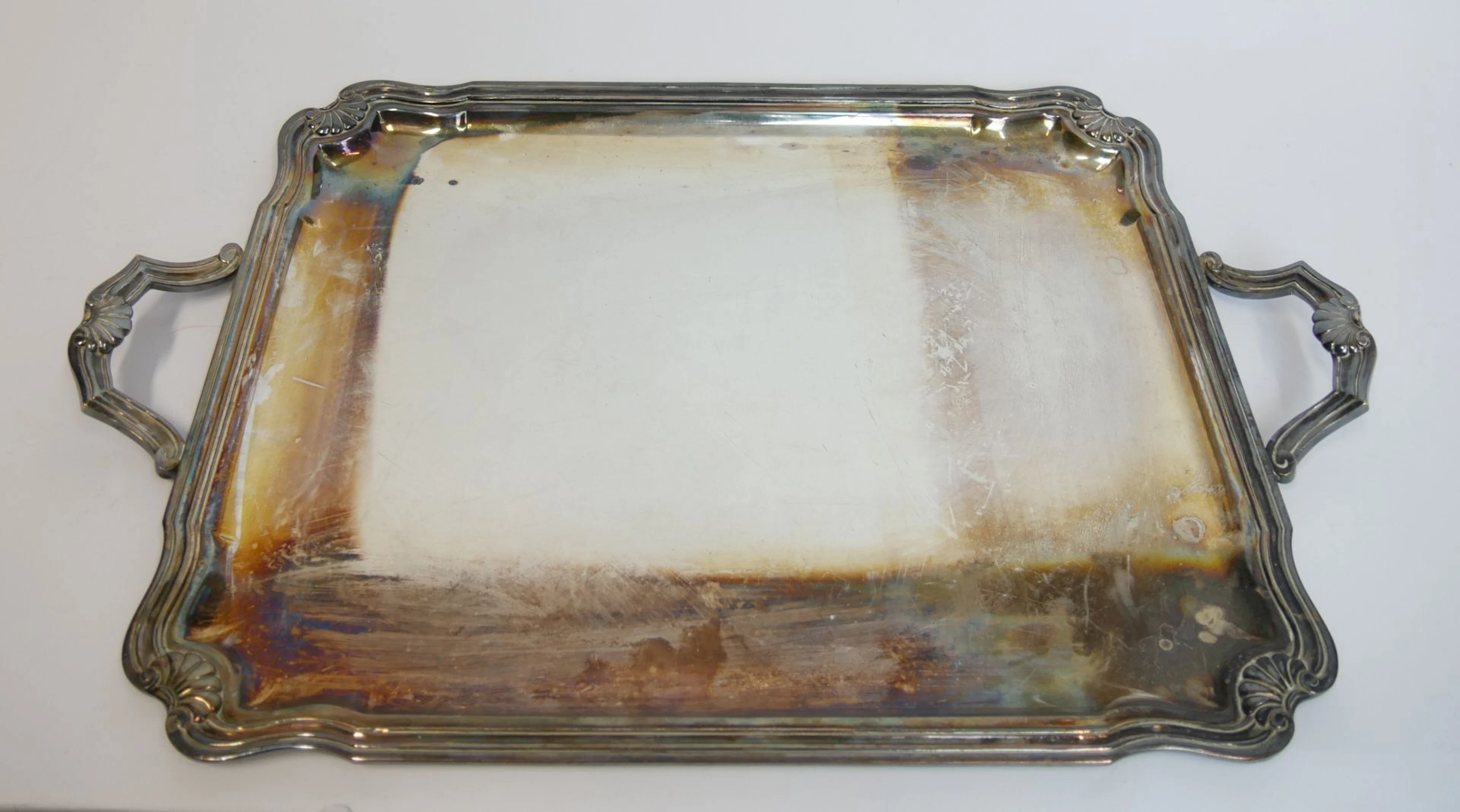 Plateau rectangulaire en métal argenté à... - Lot 90 - Morand & Morand