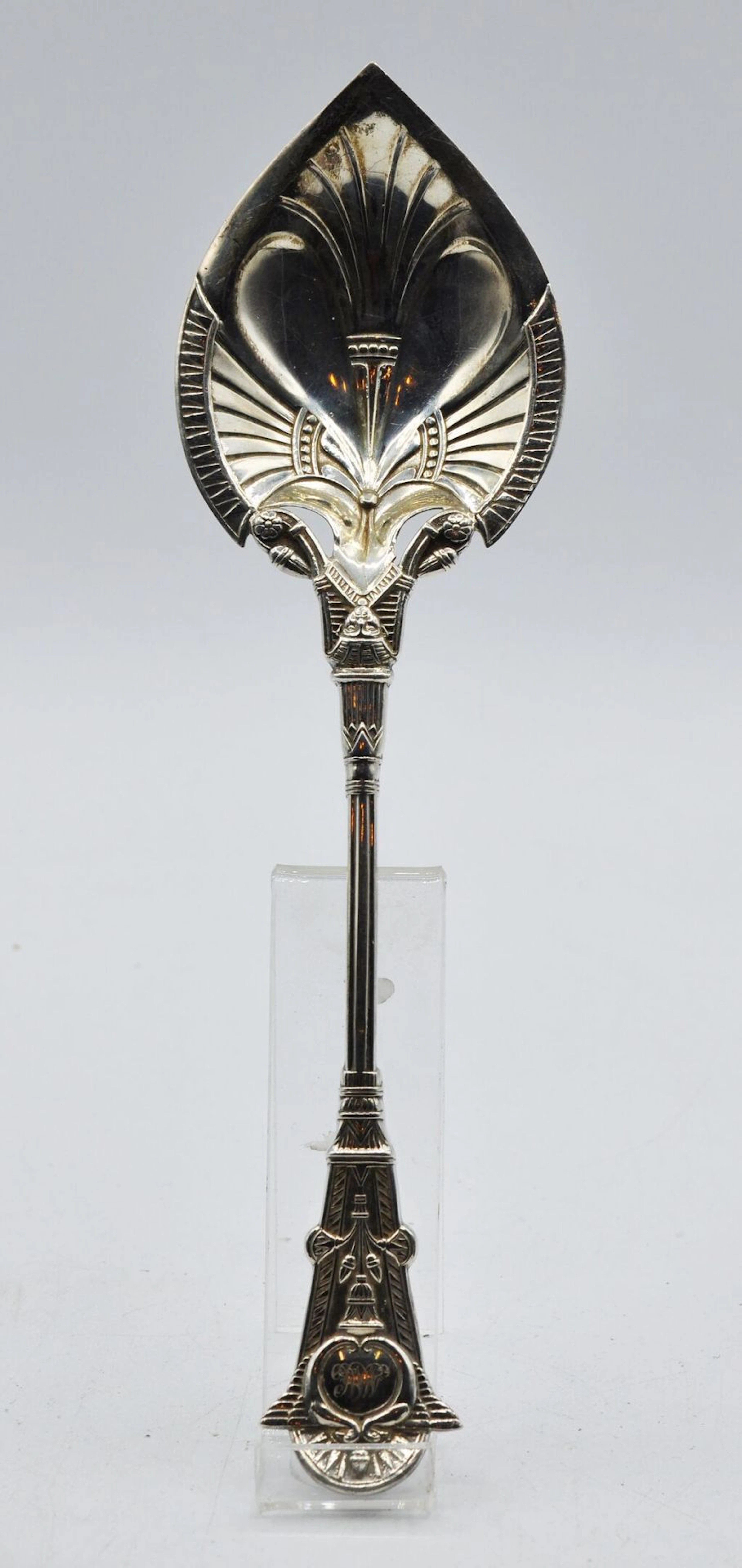 Intéressante cuillère a servir en métal argenté... - Lot 133 - Morand & Morand