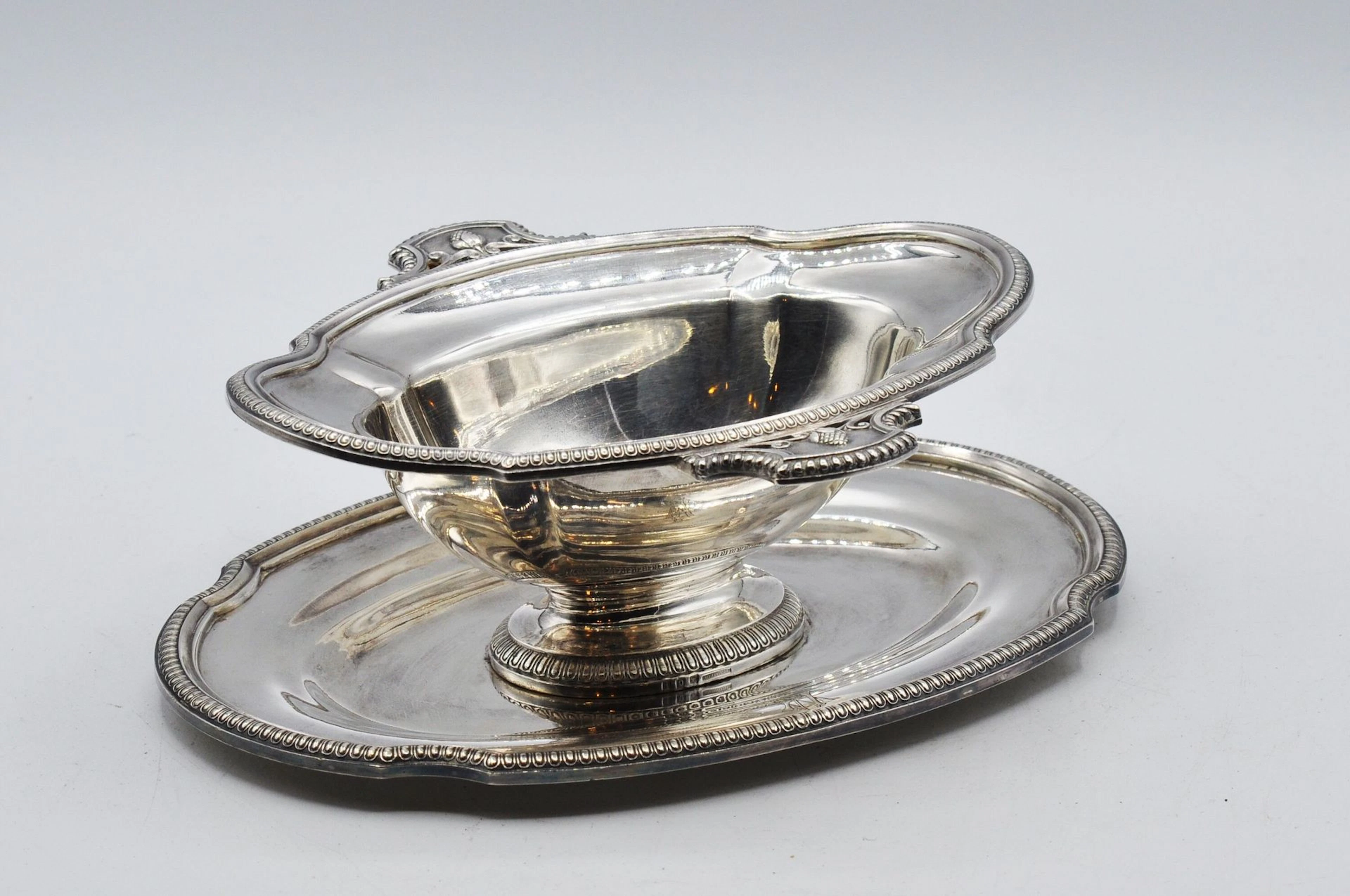 CHRISTOFLE Saucière et son présentoire en... - Lot 136 - Morand & Morand