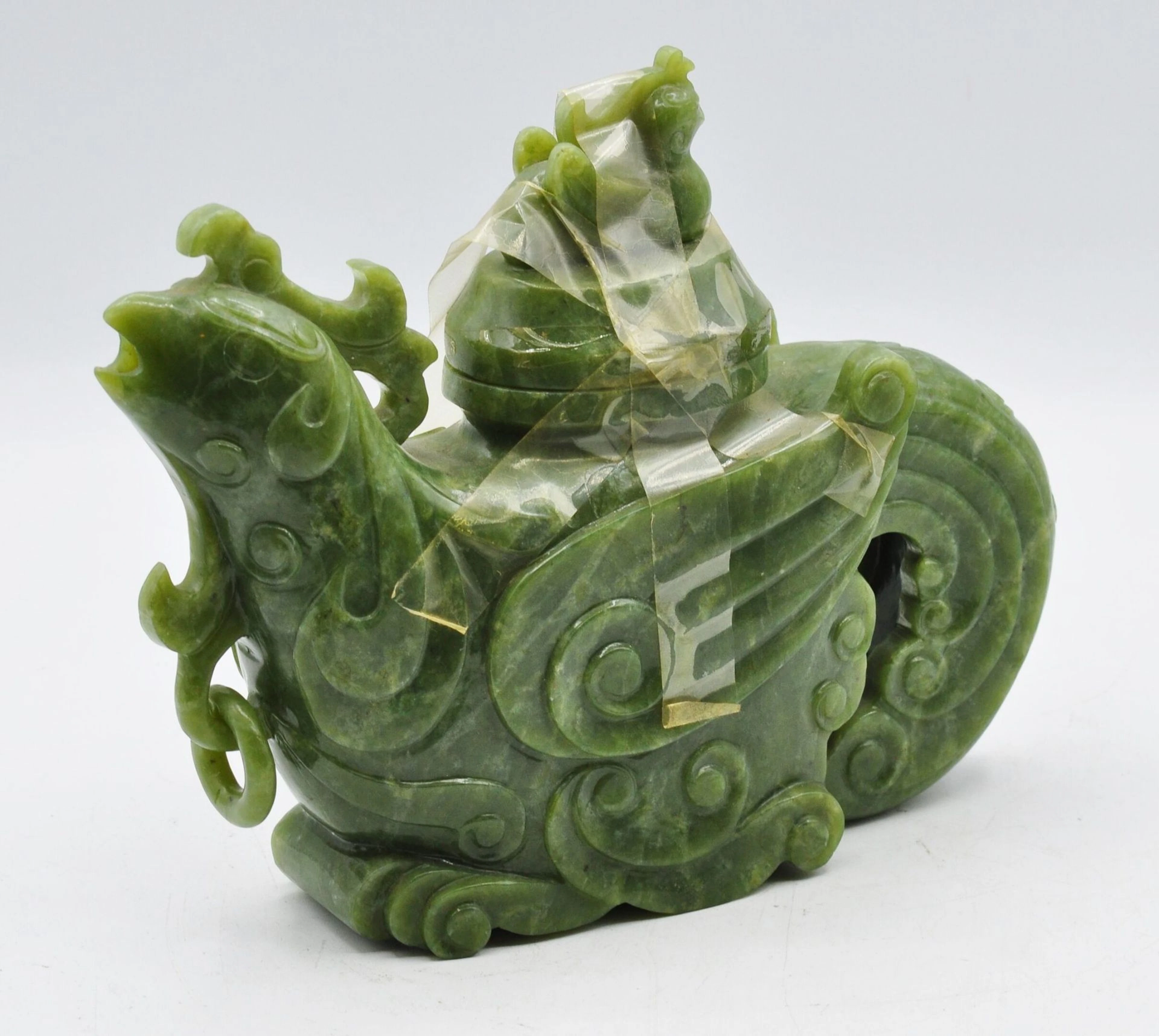 CHINE : Vase couvert en jade vert représentant... - Lot 166 - Morand & Morand