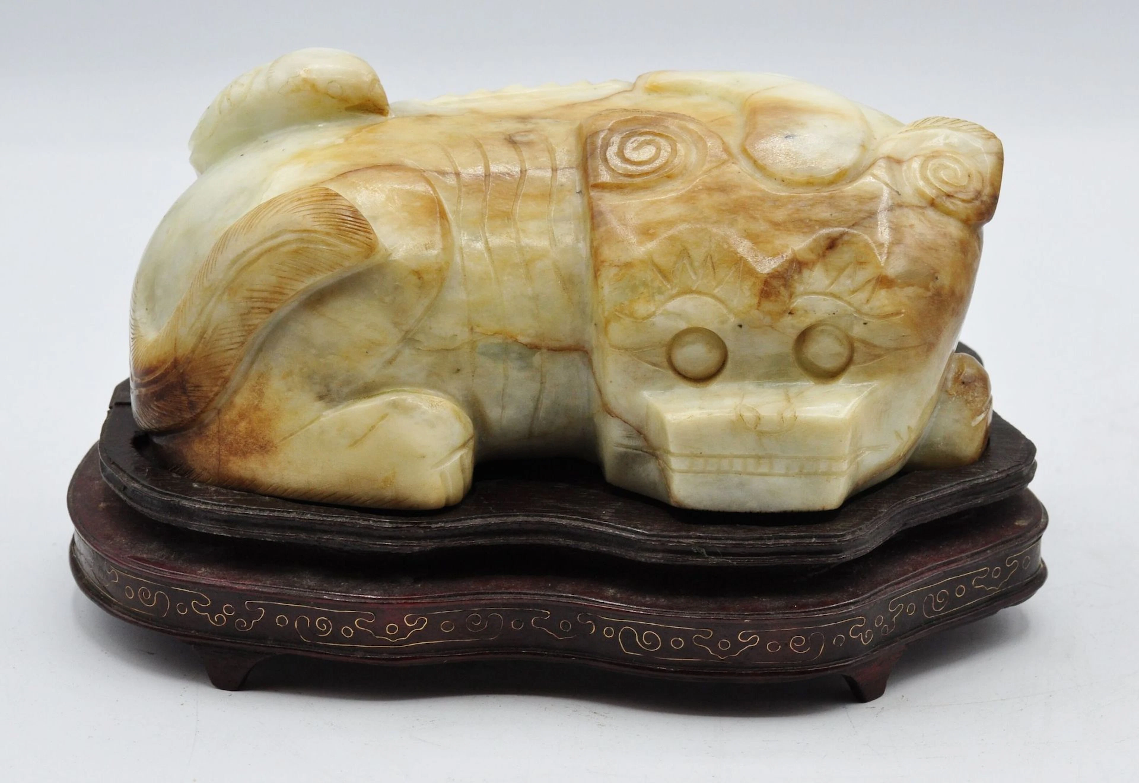 CHINE : Lion bouddhique couché en jade blanc... - Lot 179 - Morand & Morand