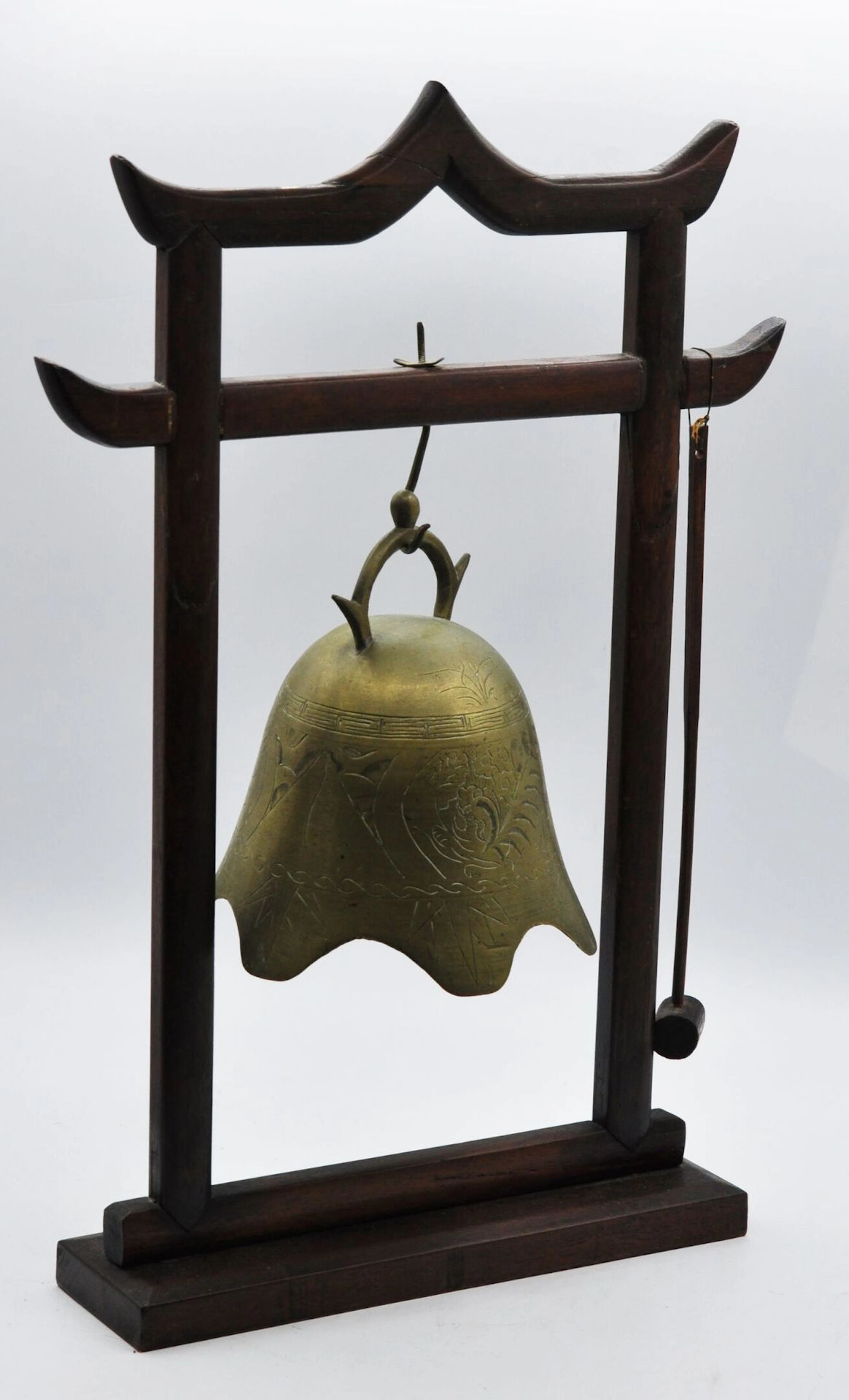 Gong en forme de cloche en bronze doré à... - Lot 207 - Morand & Morand