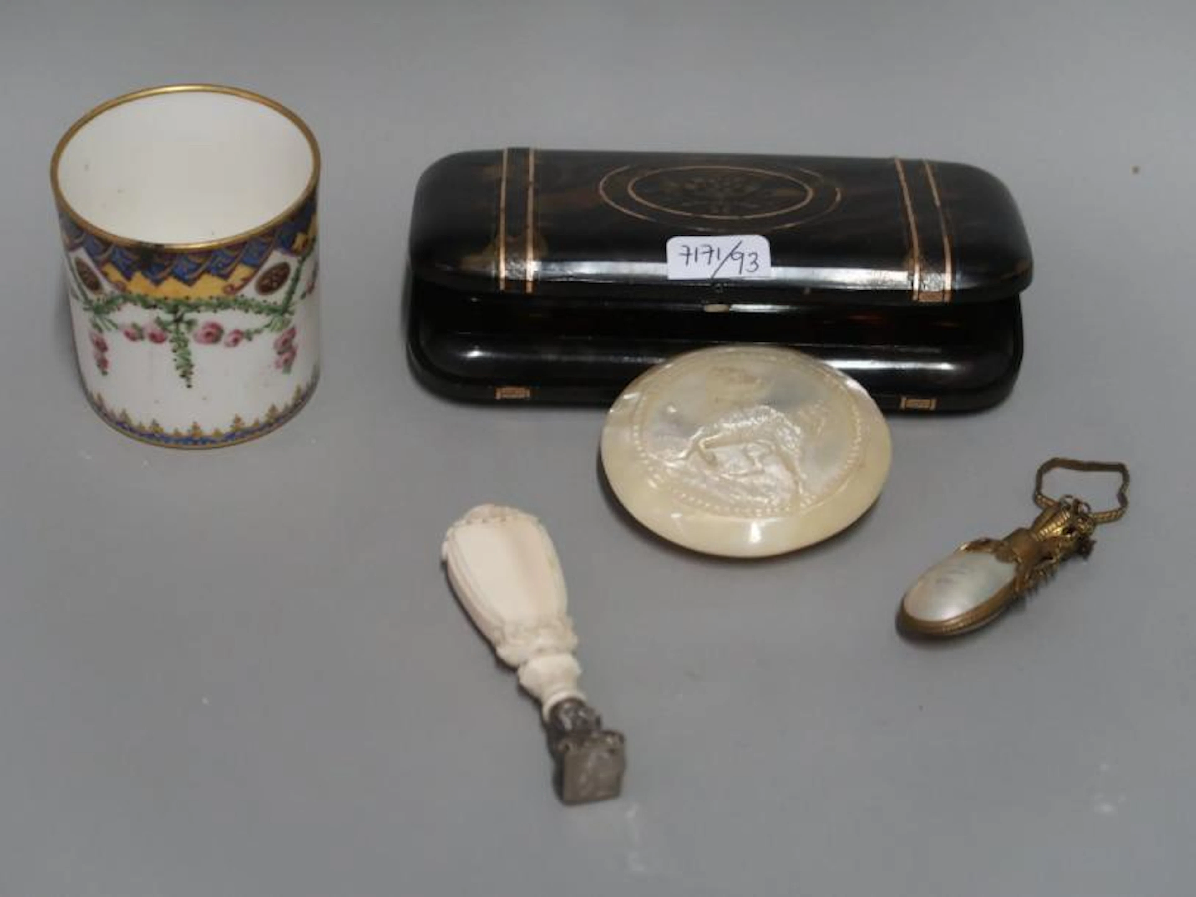 Lot divers Cachet en ivoire, une tasse Sèvres…