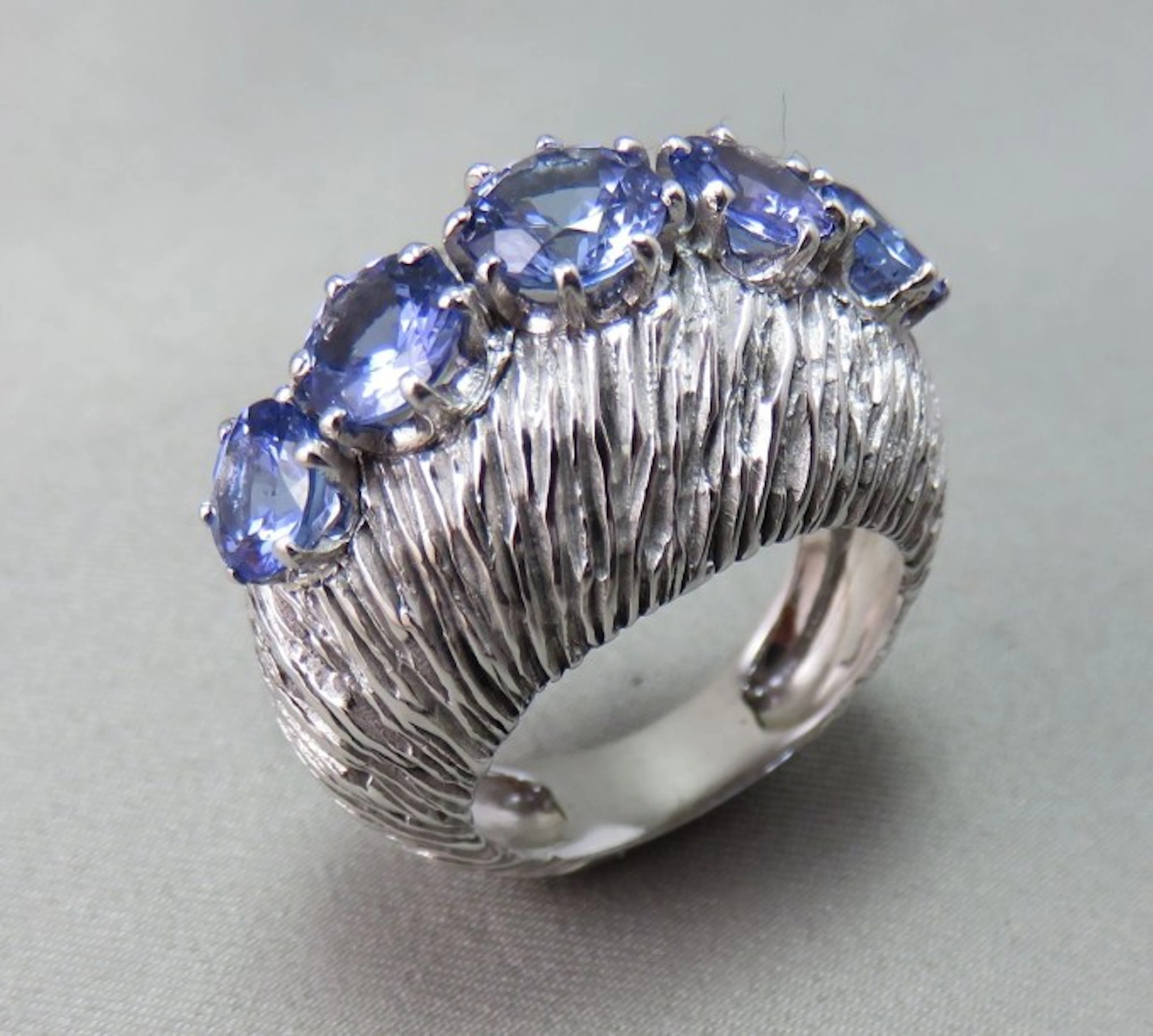 Importante BAGUE jonc bombé en or gris et platine brossé