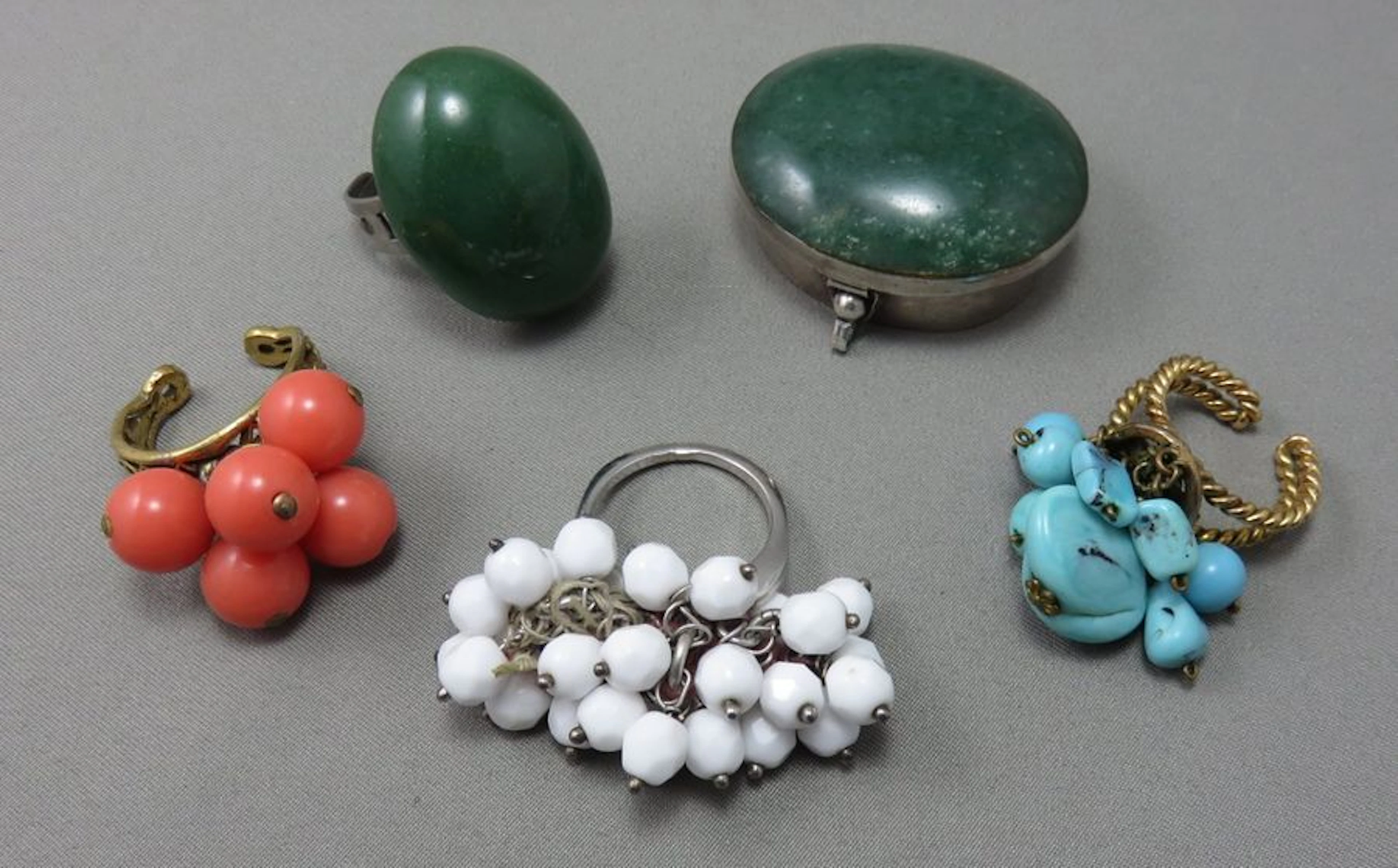 Lot de 4 Bagues en métal ornées de boules…