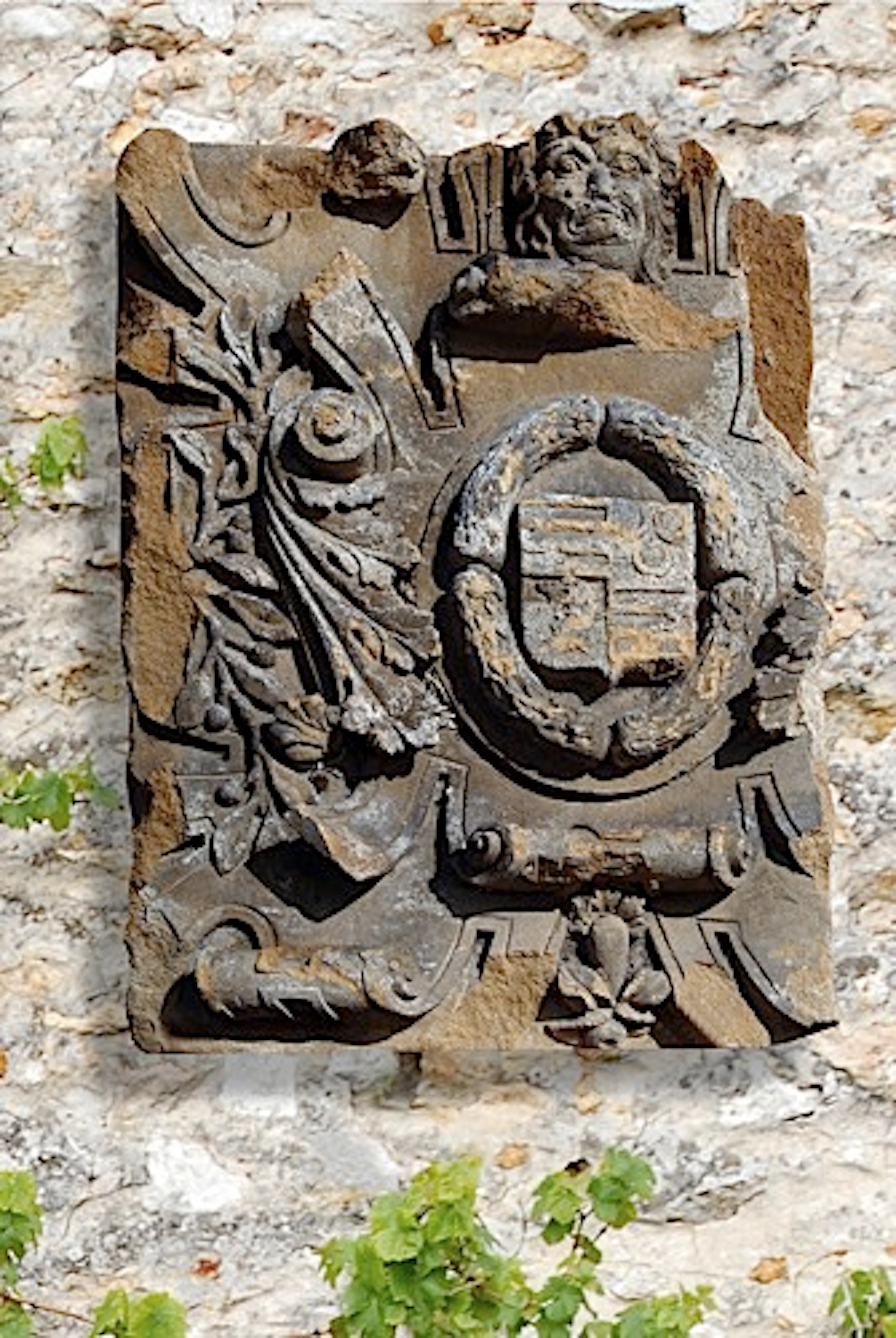 BLOC ARMORIÉ DATANT DE LA FIN DE LÉPOQUE LOUIS XIII