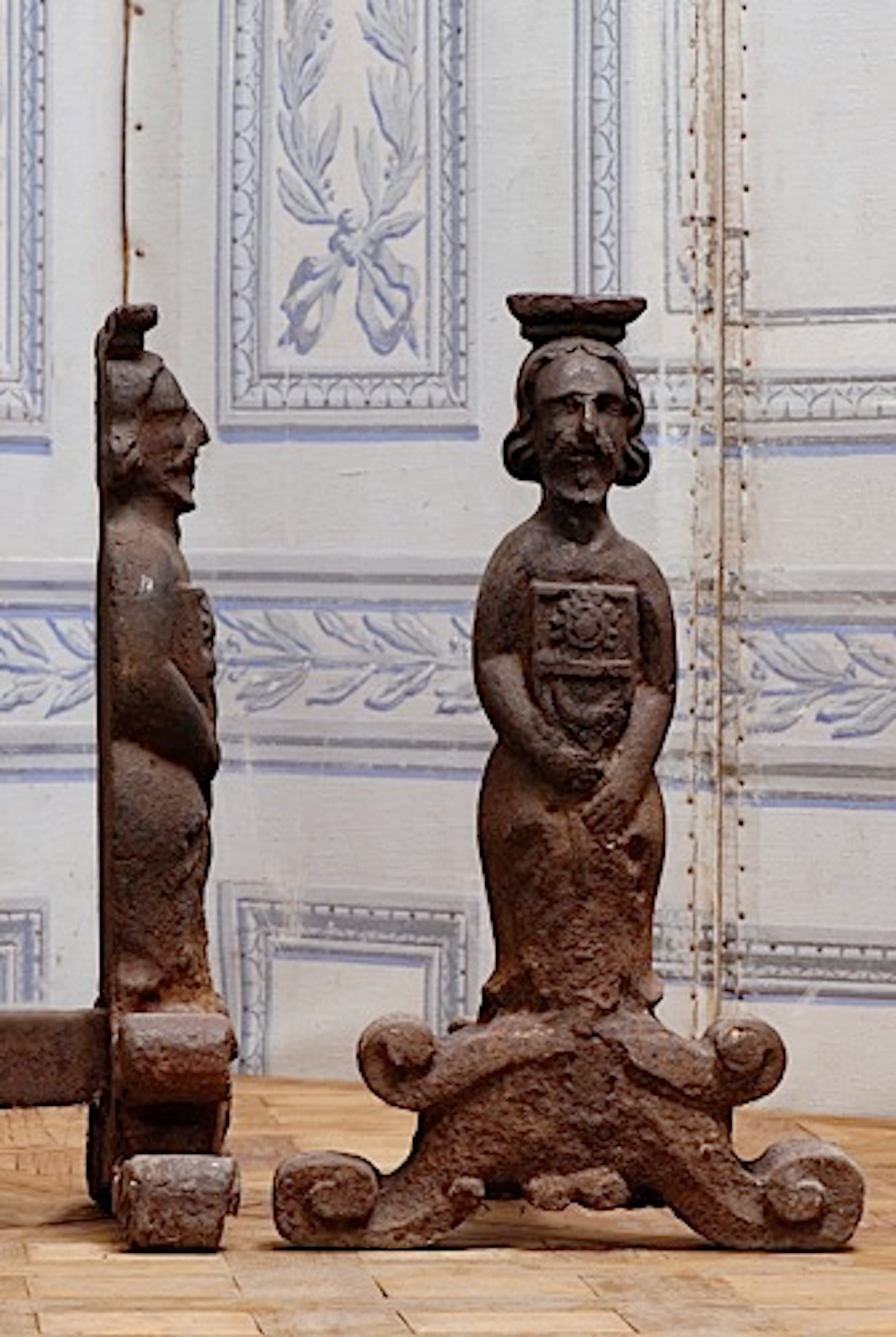 PAIRE DE CHENETS ANTHROPOMORPHES EN FONTE AGRÉMENTÉS DUN PERSONNAGE