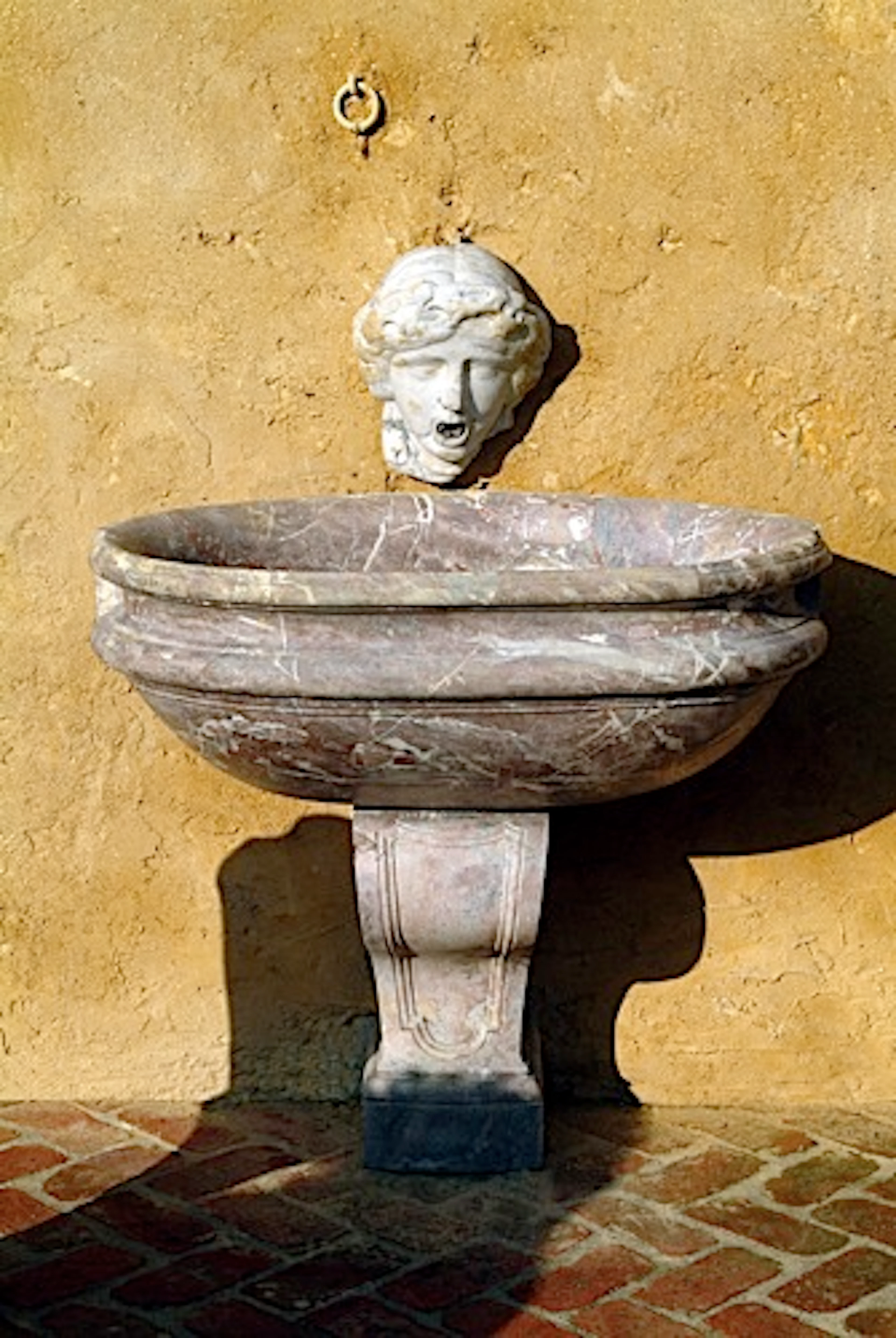 FONTAINE EN MARBRE ROUGE DU LANGUEDOC CONSTITUÉE DUNE VASQUE RICHEMENT