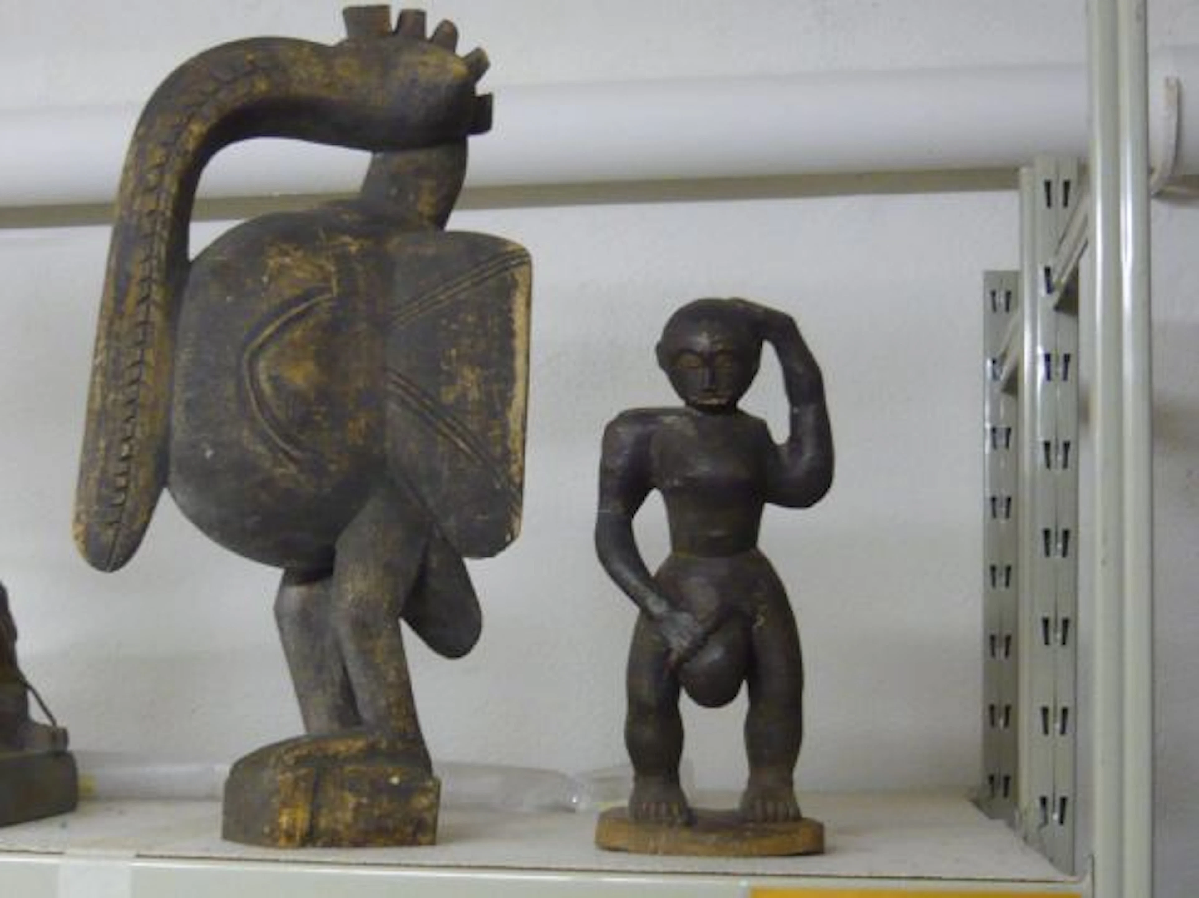LOT DE DEUX SCULPTURES AFRICAINES La première une statue de Toucan