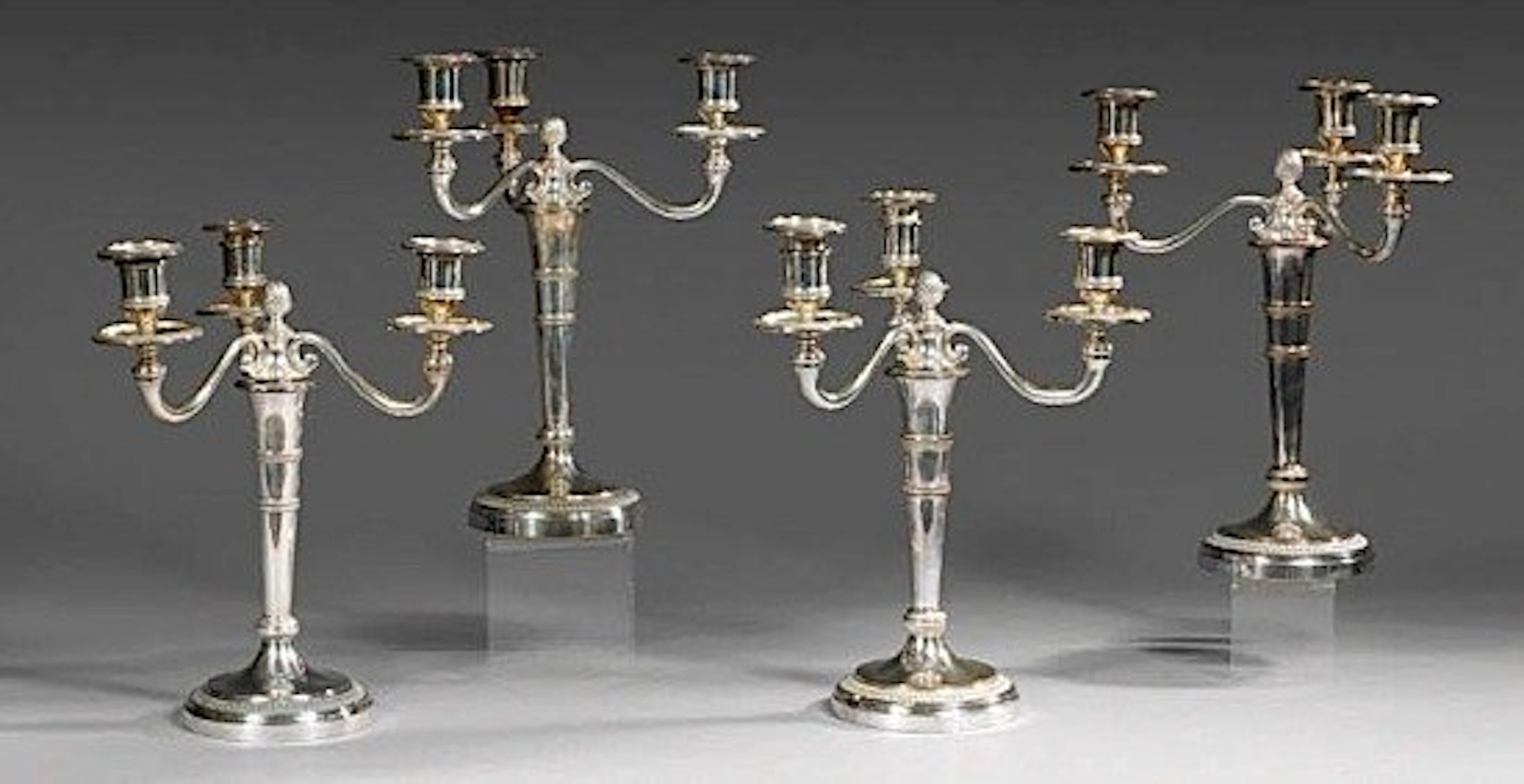 PAIRE DE CANDELABRES EN METAL ARGENTE