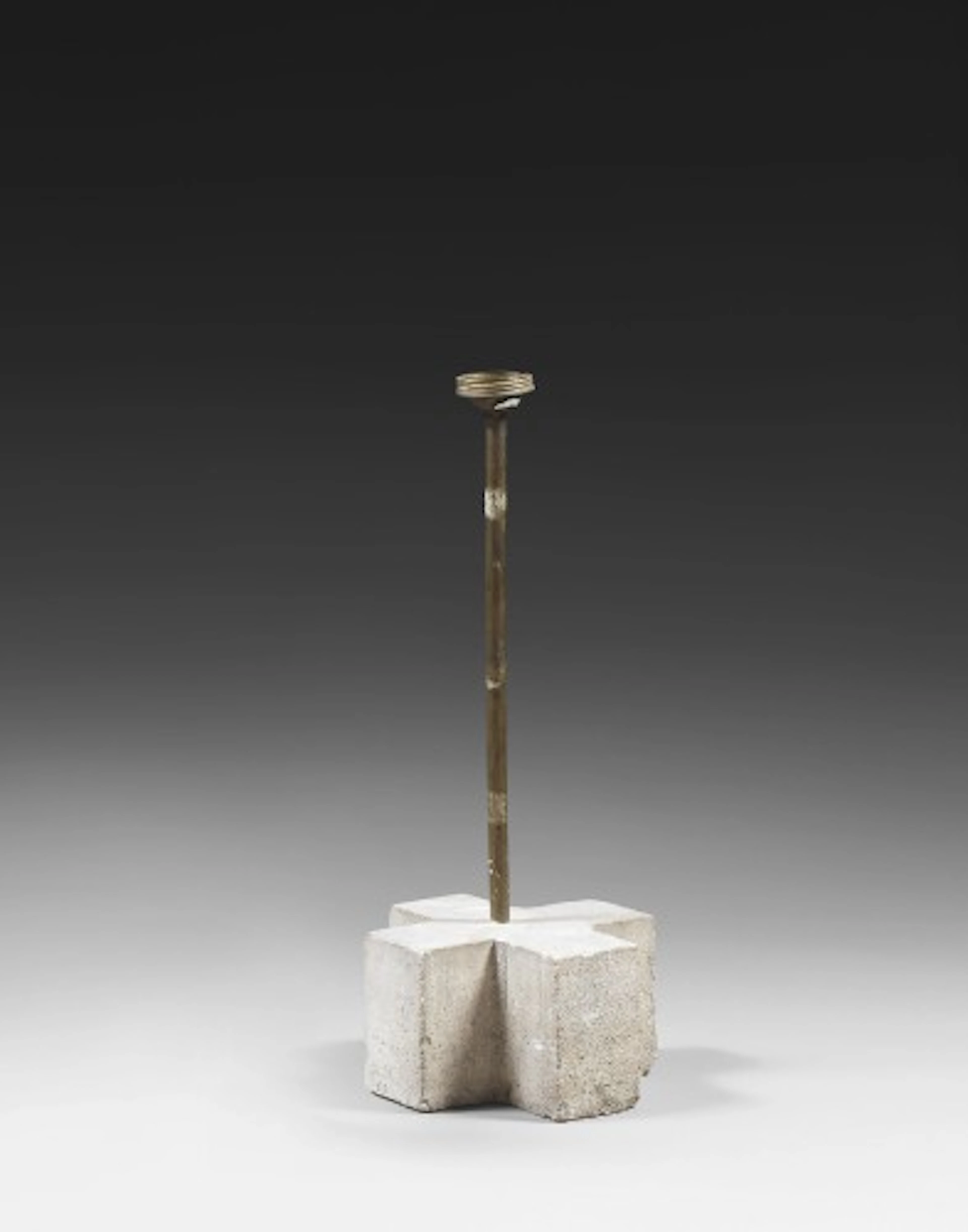Constantin BRANCUSI (Hobita, 1876- Paris, 1957) LAMPE, 1950 Socle
